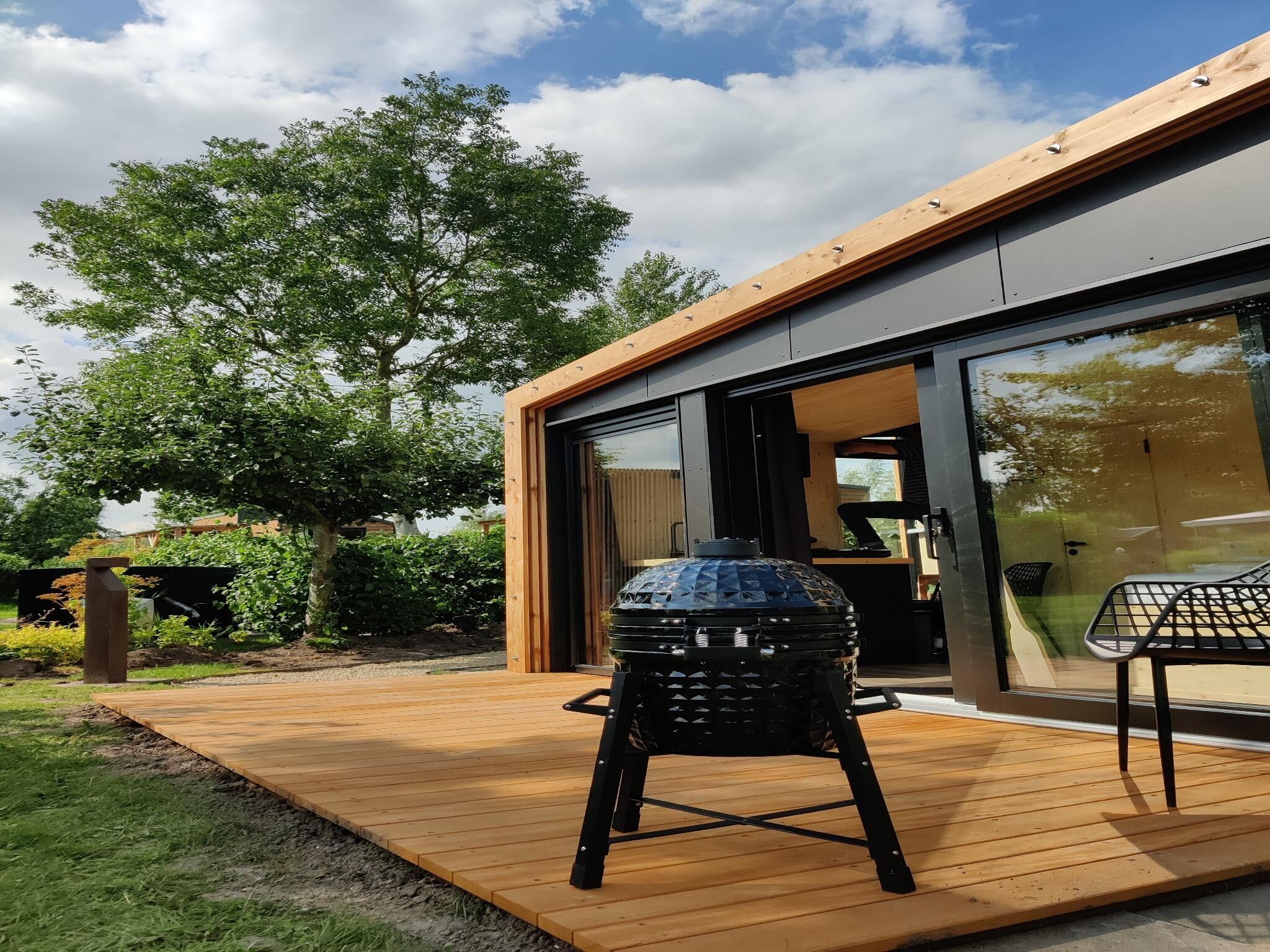 Het terras van Wetland Cabin 2 persoons (op Boetiekpark de Kas, Scherpenzeel, Friesland) in Scherpenzeel (FR)