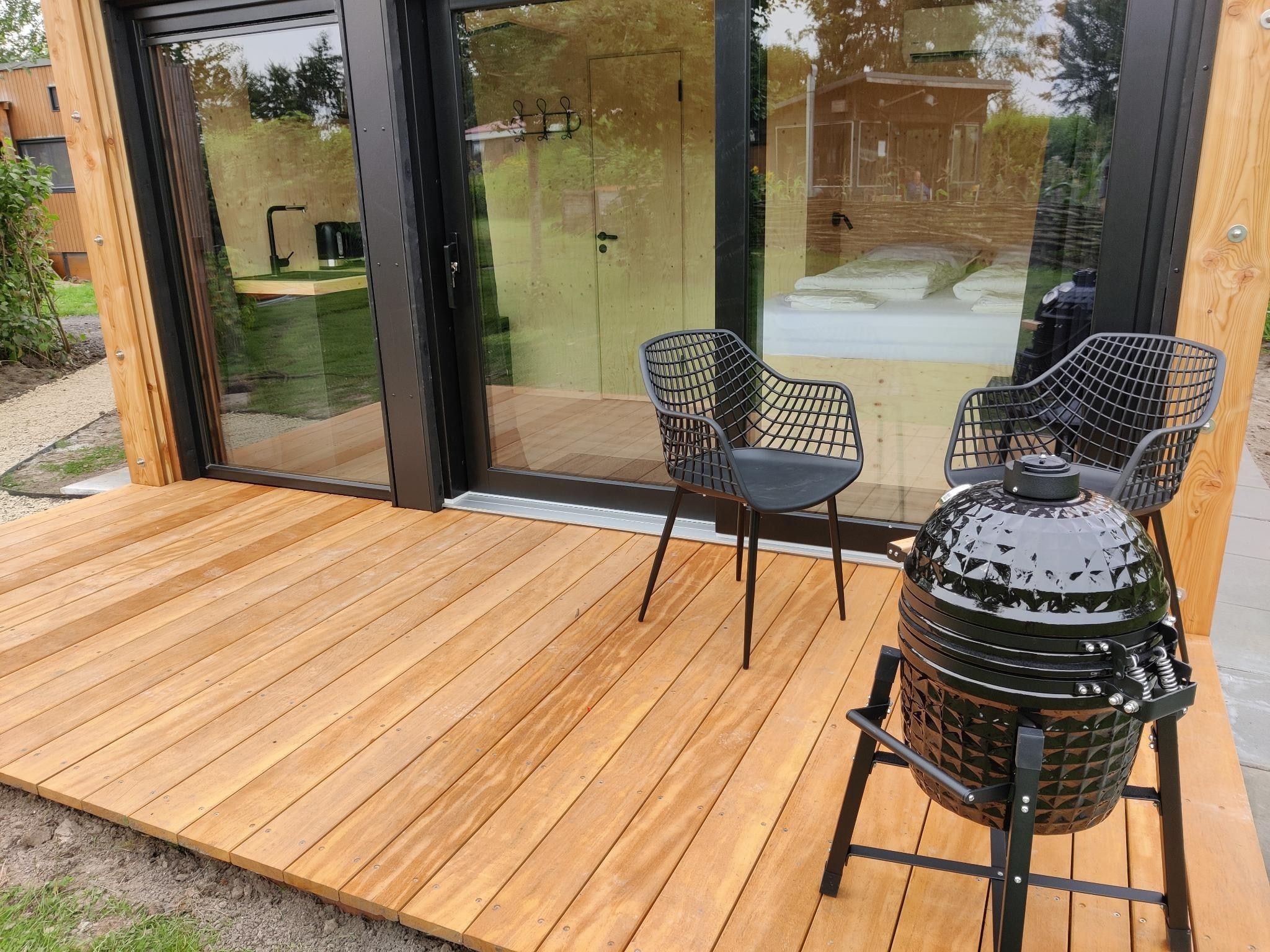 Het terras van Wetland Cabin 2 persoons (op Boetiekpark de Kas, Scherpenzeel, Friesland) in Scherpenzeel (FR)