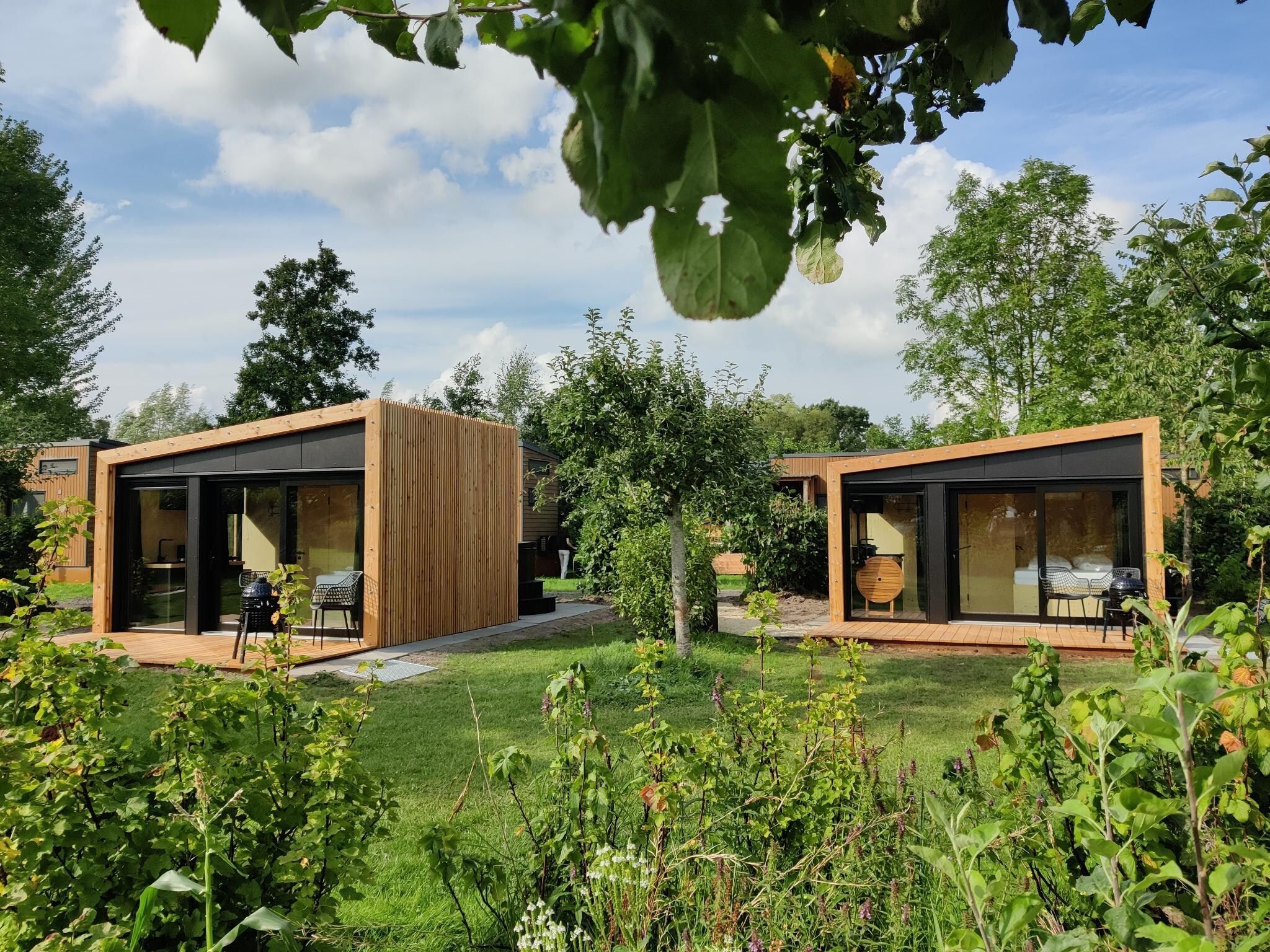 De buitenkant van Wetland Cabin 2 persoons (op Boetiekpark de Kas, Scherpenzeel, Friesland) in Scherpenzeel (FR)