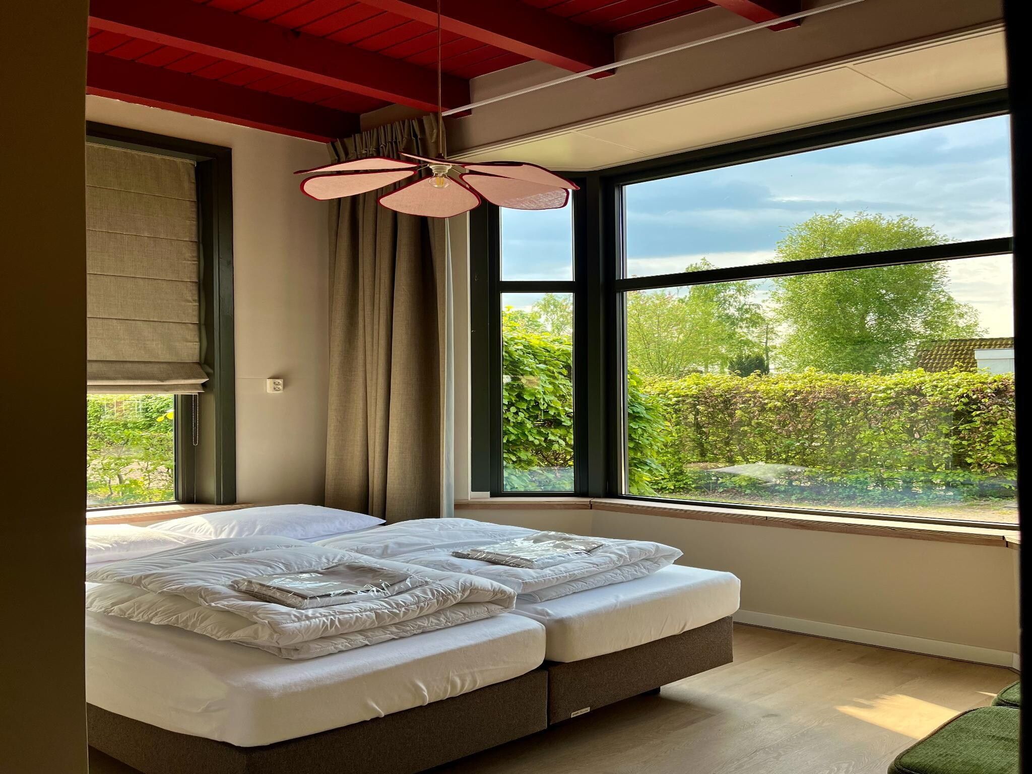 Een slaapkamer van Groepsaccommodatie voor 20 personen + 5 Tiny Greenhouses voor 2 tot 4 personen in Scherpenzeel (FR)