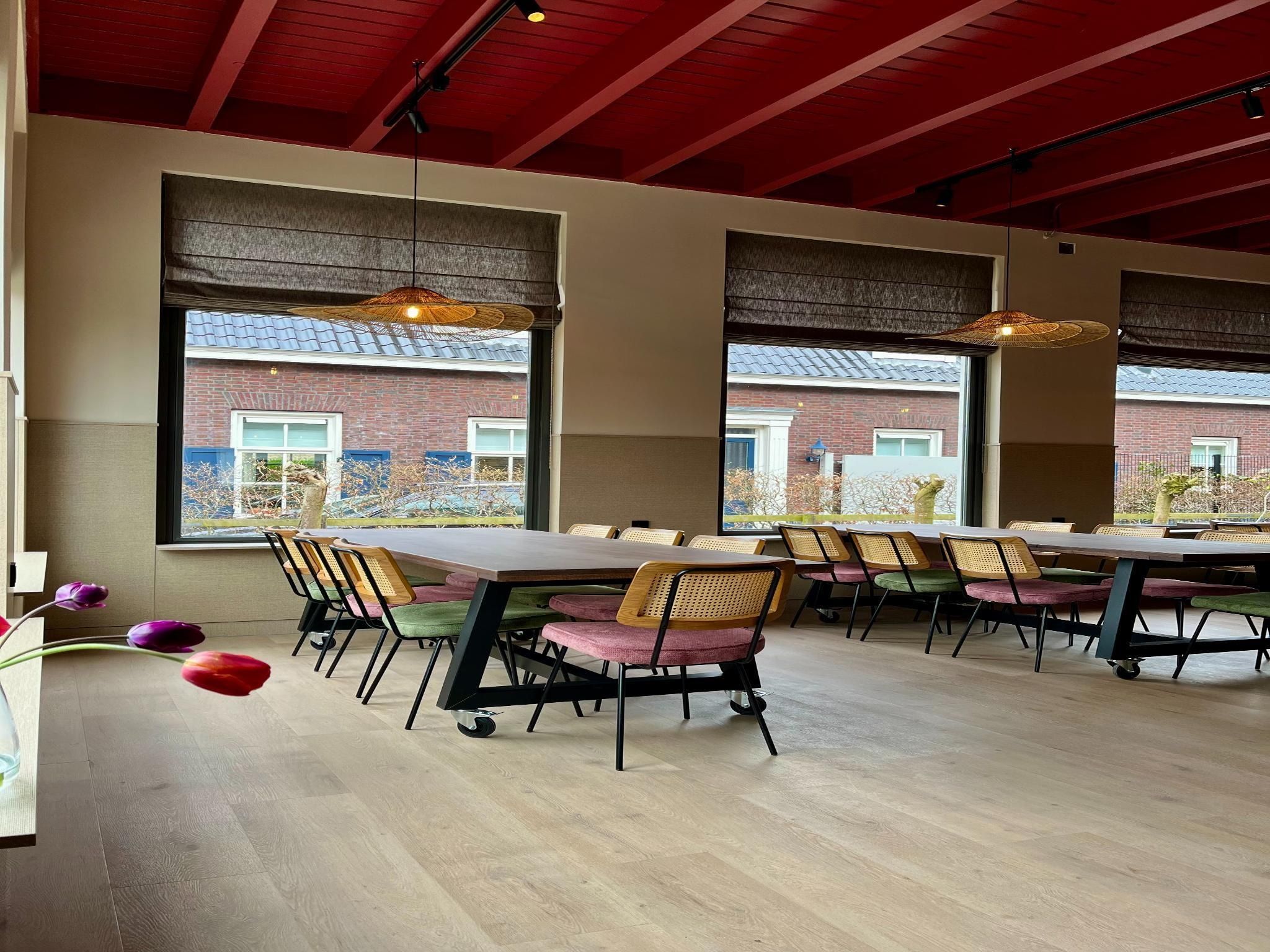 De eetkamer van Groepsaccommodatie voor 20 personen + 5 Tiny Greenhouses voor 2 tot 4 personen in Scherpenzeel (FR)