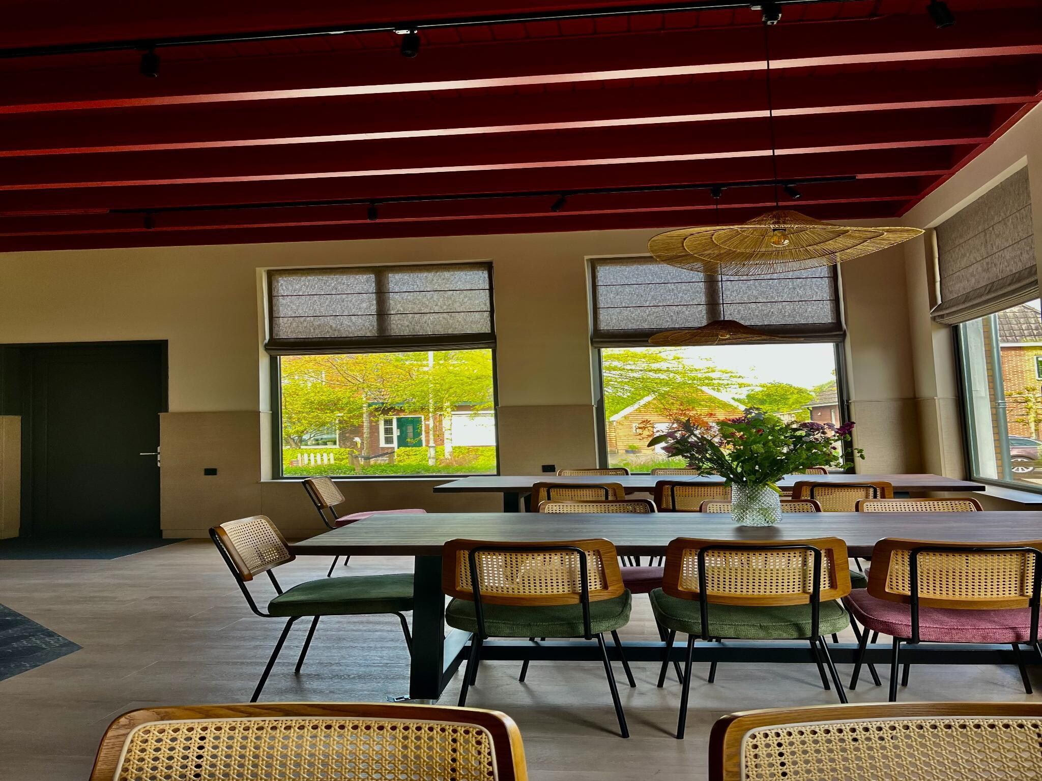 De eetkamer van Groepsaccommodatie met 10 luxe tweepersoons kamers in Scherpenzeel (FR)