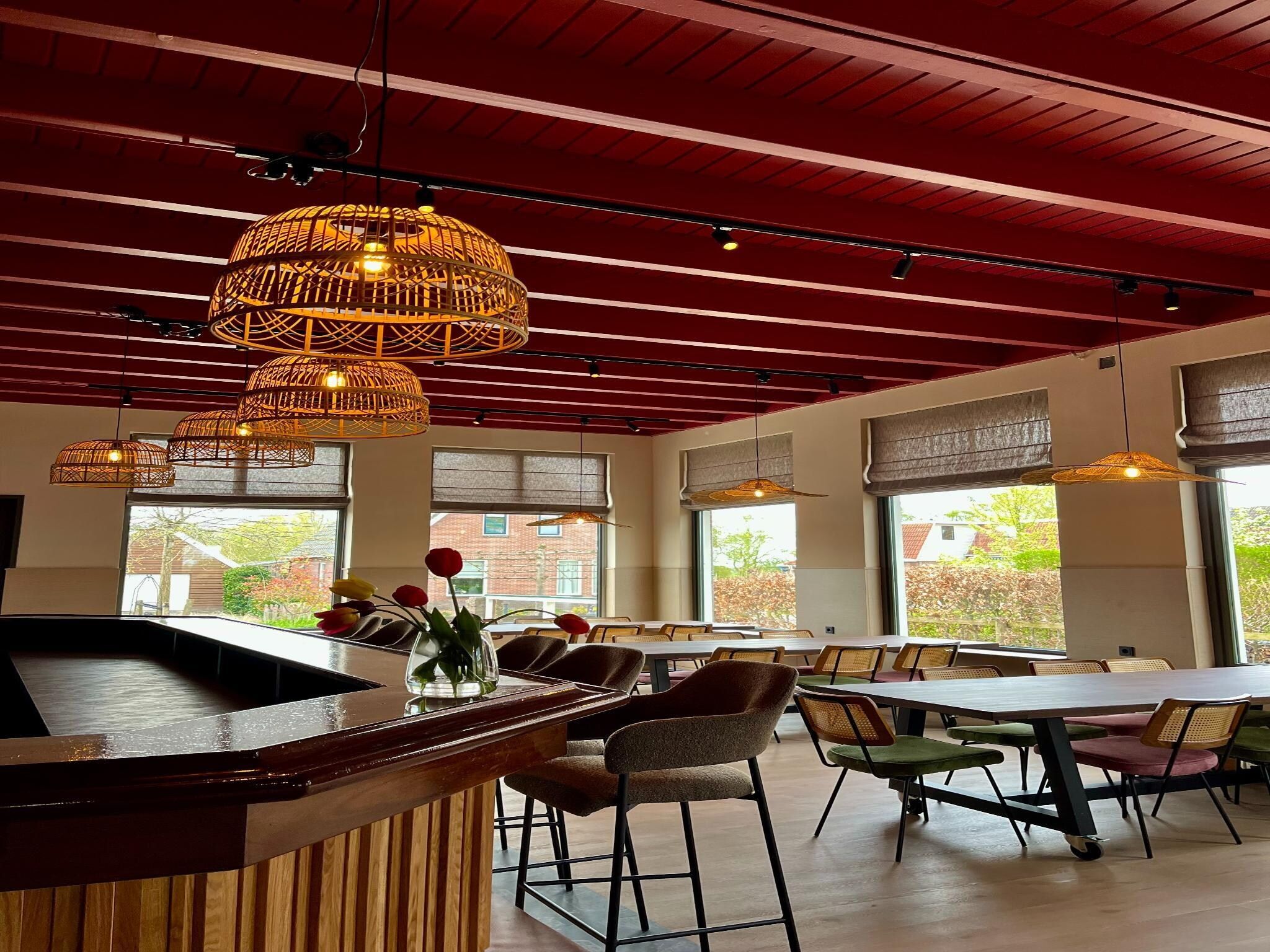 De eetkamer van Groepsaccommodatie met 10 luxe tweepersoons kamers in Scherpenzeel (FR)