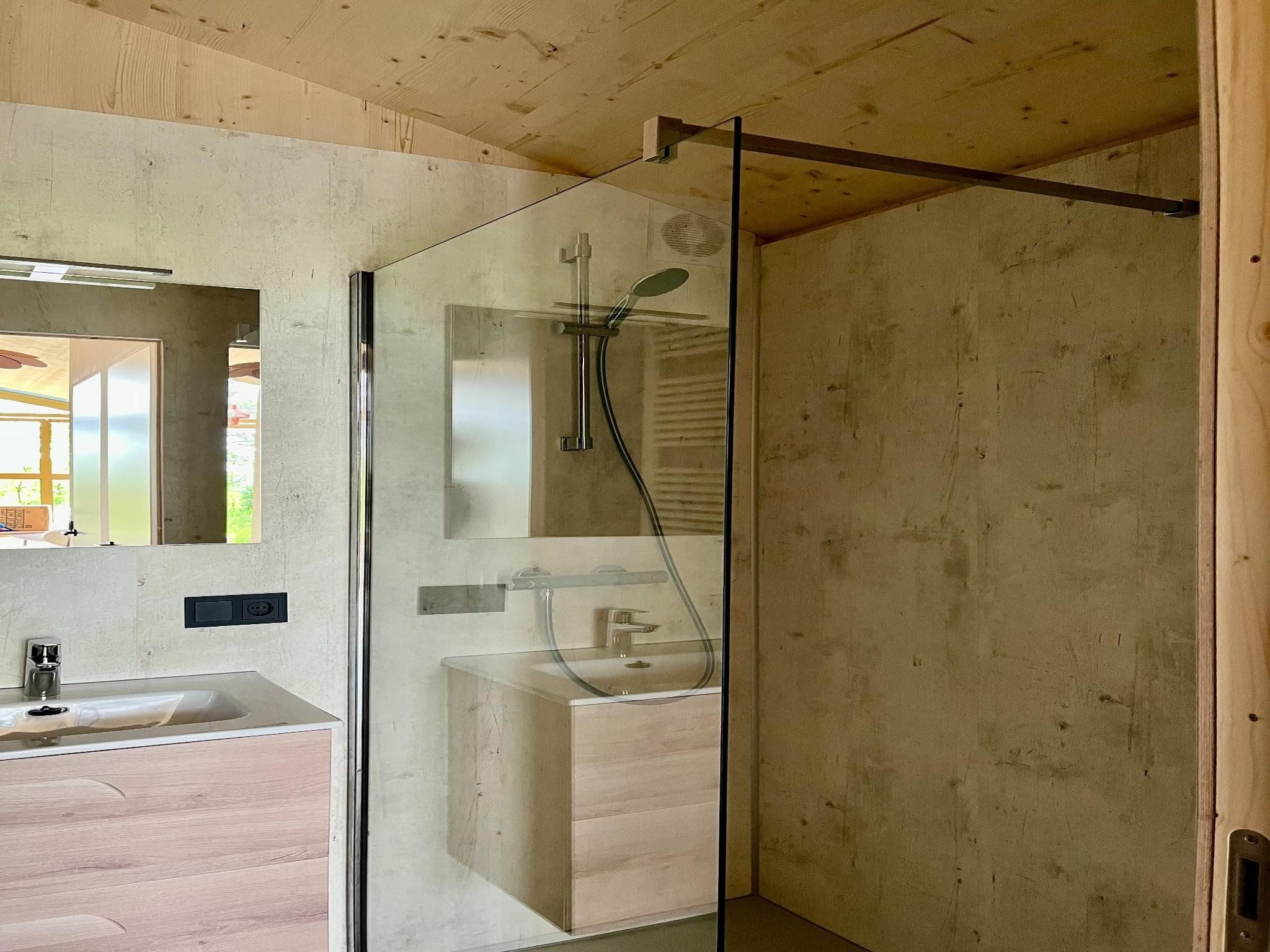 De badkamer van Groepsaccommodatie + 4 large greenhouses (36 personen) in Scherpenzeel (FR)