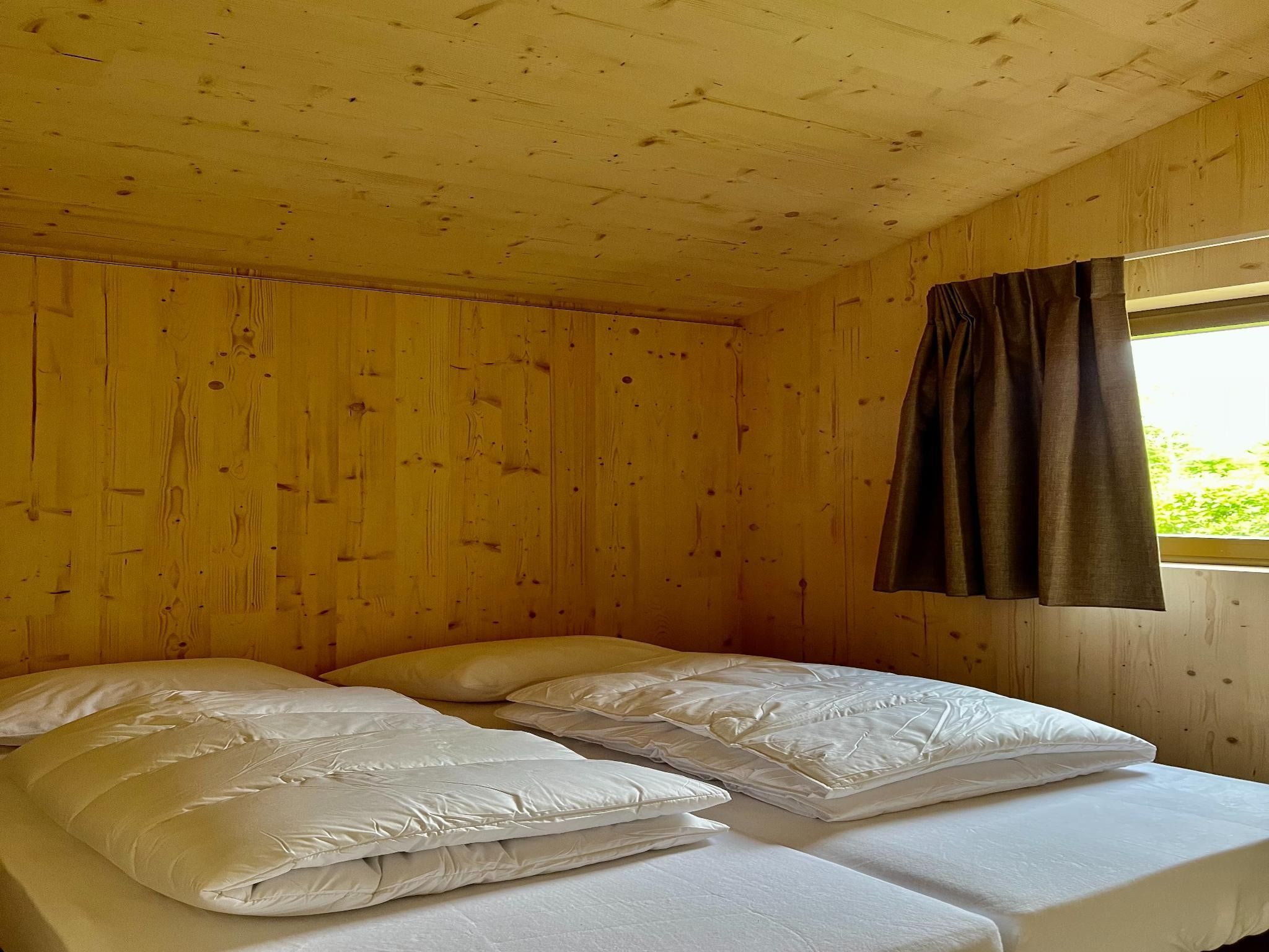 Een slaapkamer van Groepsaccommodatie + 4 large greenhouses (36 personen) in Scherpenzeel (FR)