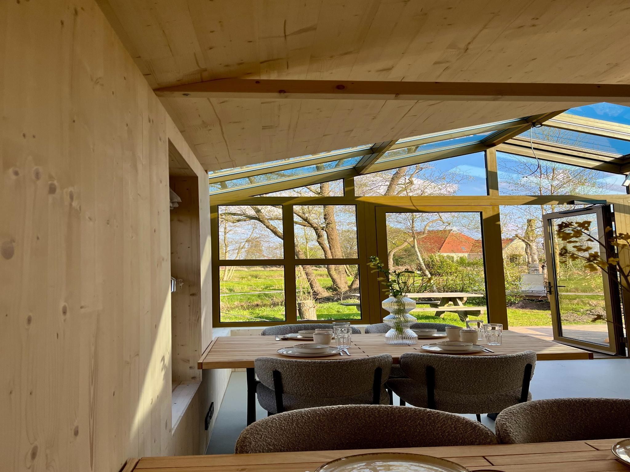 De eetkamer van Groepsaccommodatie + 4 large greenhouses (36 personen) in Scherpenzeel (FR)