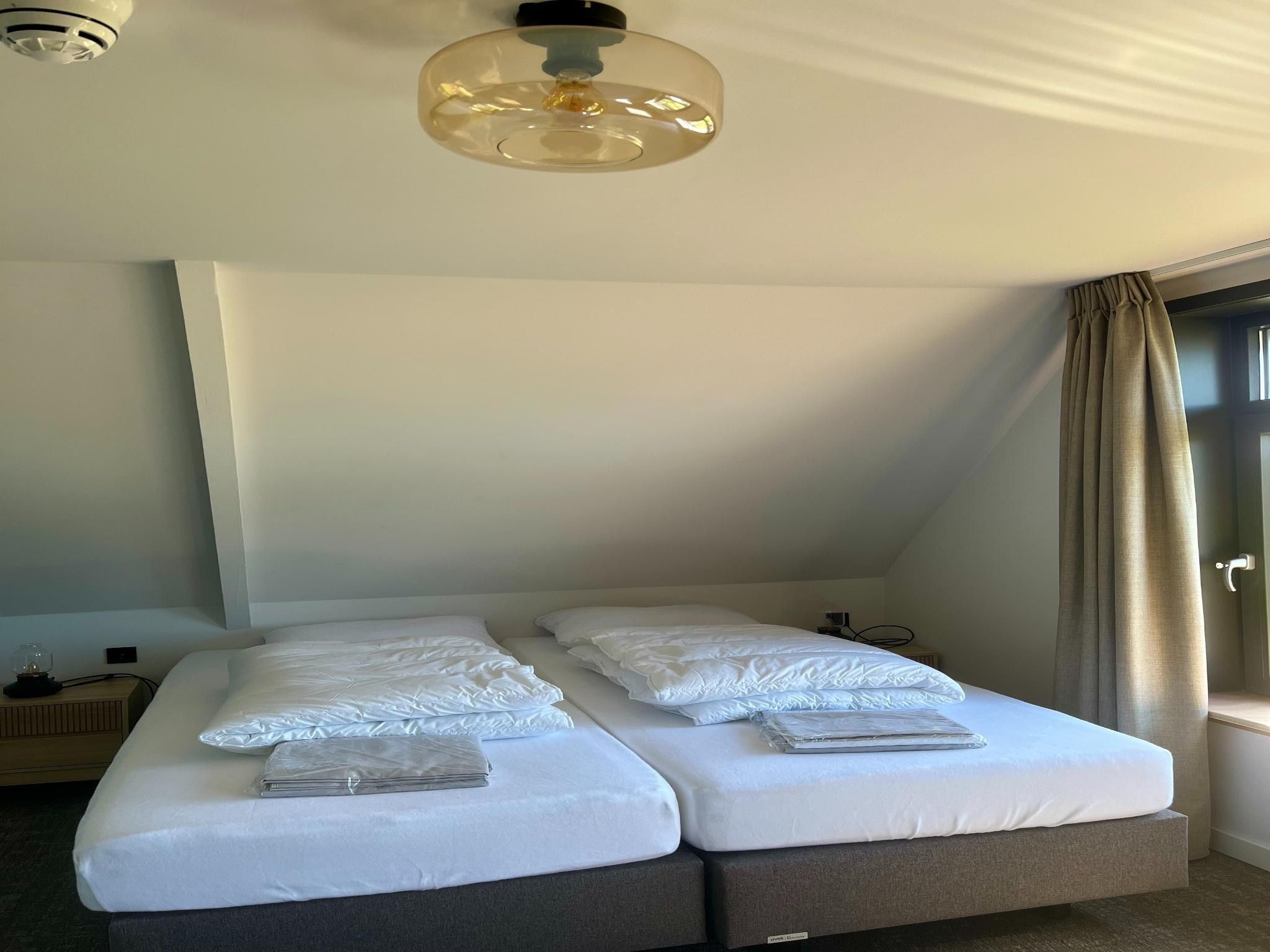 Een slaapkamer van Groepsaccommodatie + 4 large greenhouses (36 personen) in Scherpenzeel (FR)