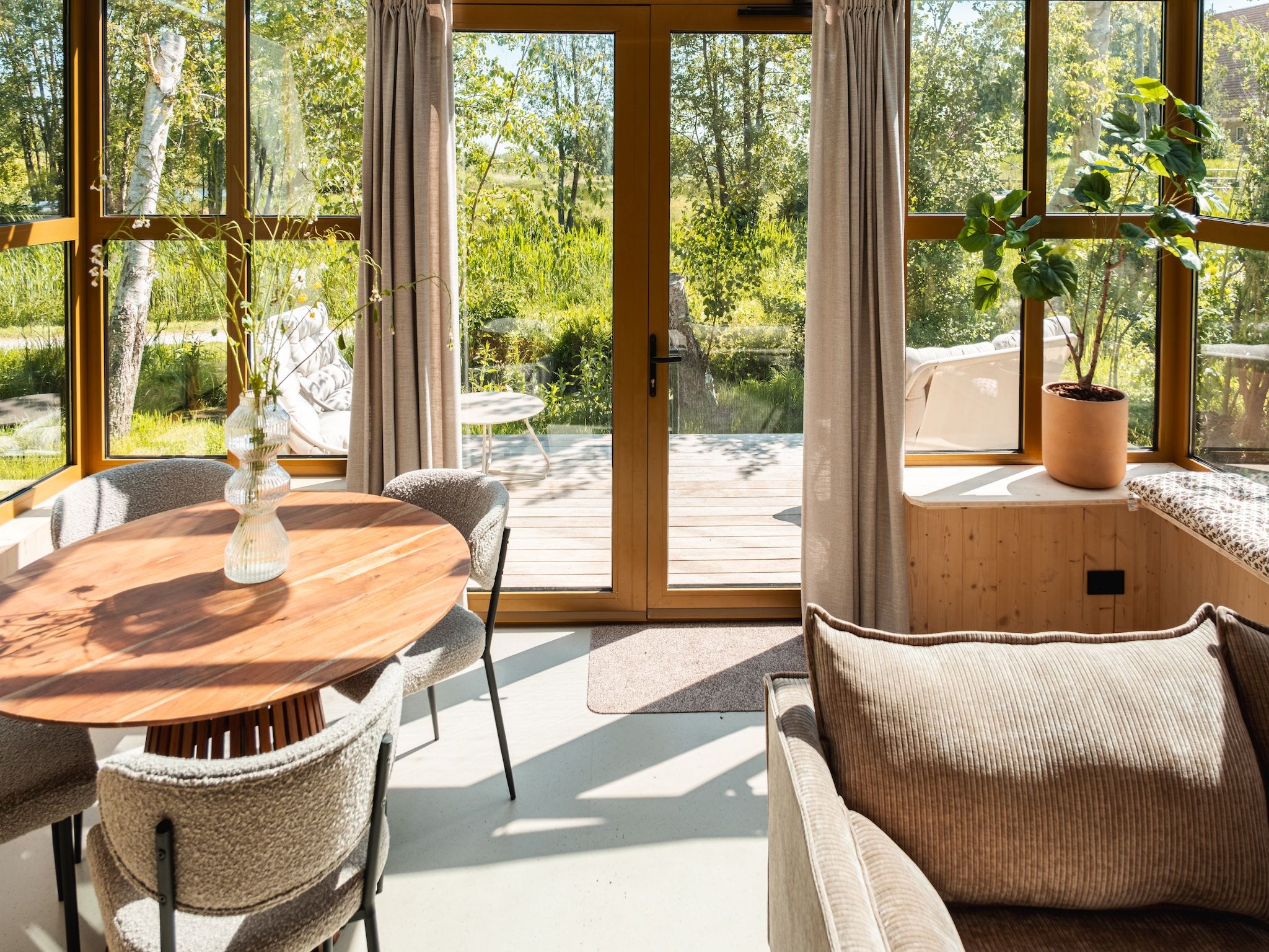 De woonkamer van Groepsruimte i.c.m. 4 large greenhouses in Scherpenzeel (FR)