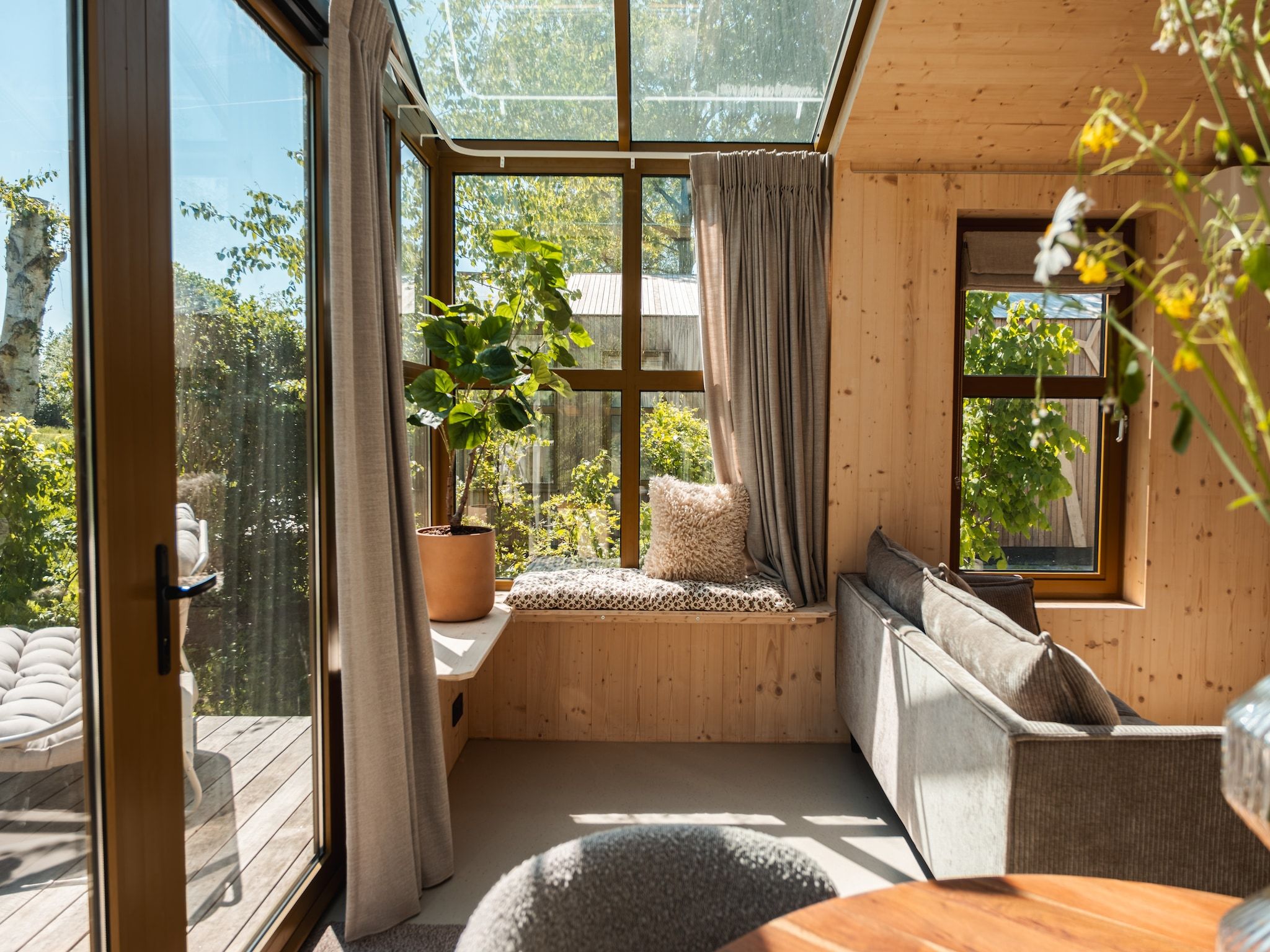 De woonkamer van Groepsruimte i.c.m. 4 large greenhouses in Scherpenzeel (FR)