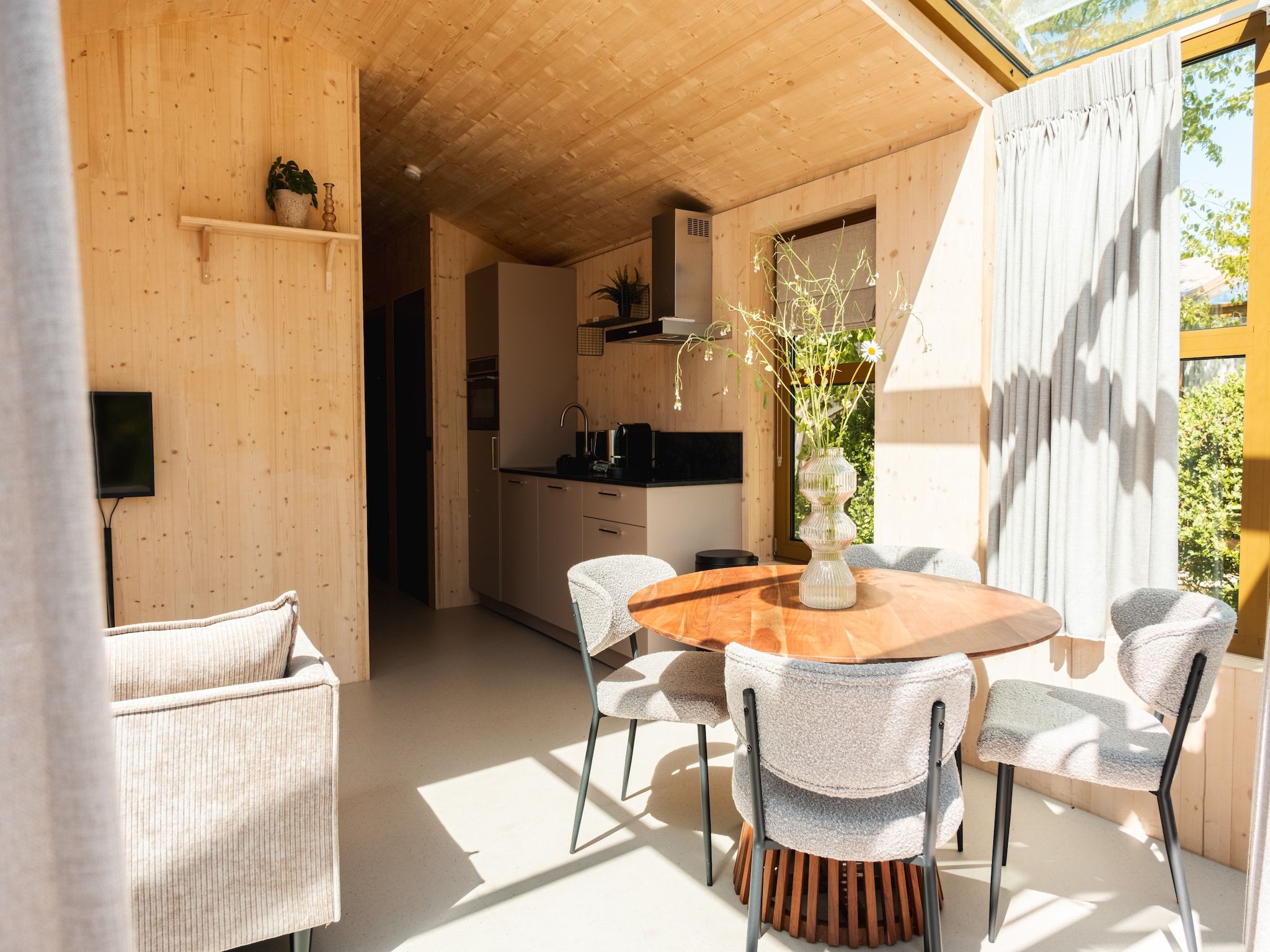 De eetkamer van Groepsruimte i.c.m. 4 large greenhouses in Scherpenzeel (FR)