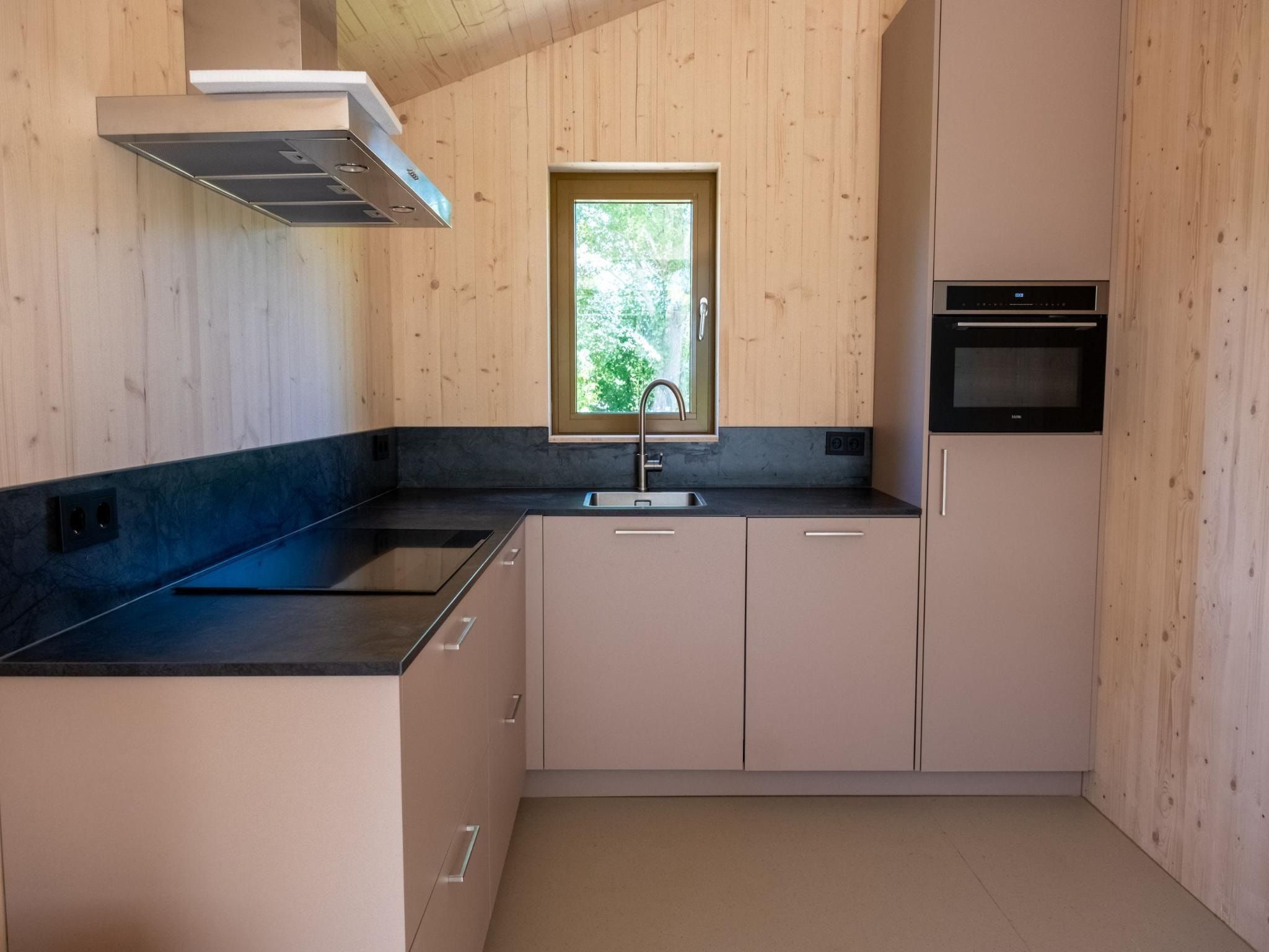 De keuken van Groepsruimte i.c.m. 4 tiny greenhouses in Scherpenzeel (FR)