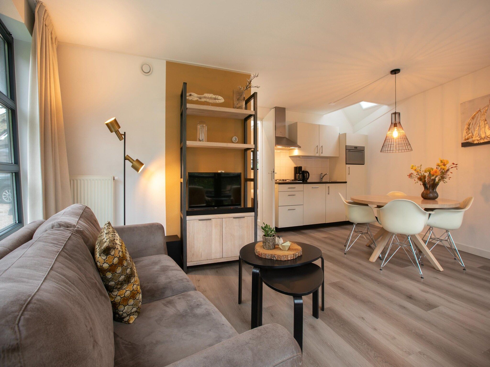 De woonkamer van Buitenhuis Wellness in Schoorl