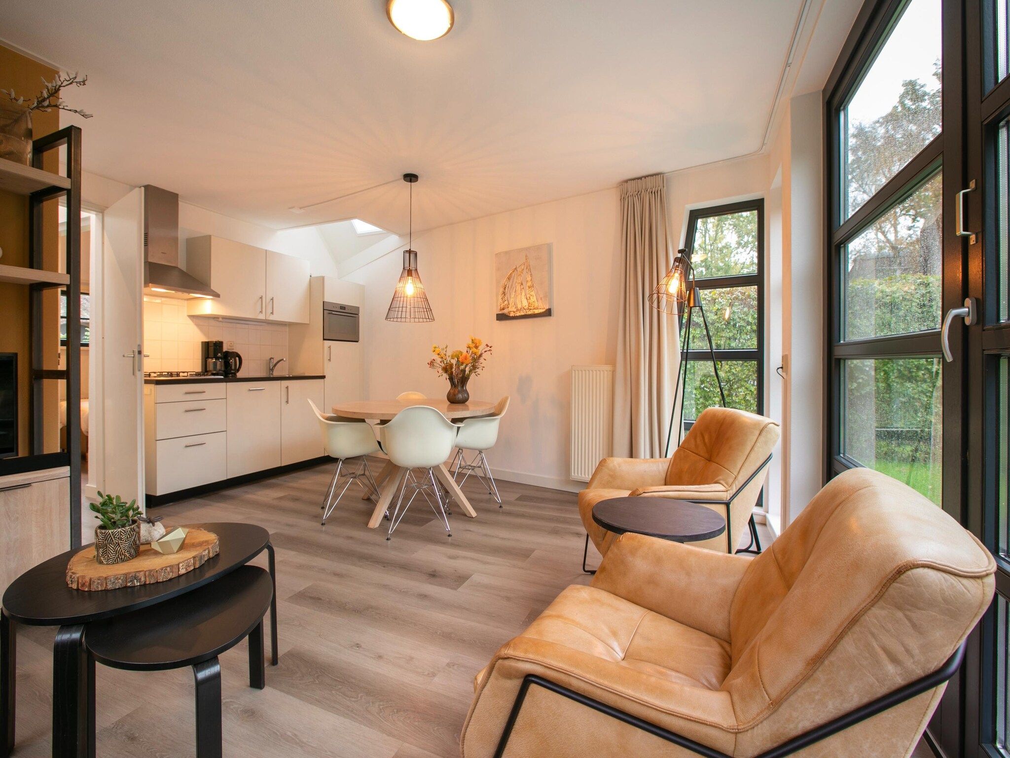 De woonkamer van Buitenhuis Wellness in Schoorl