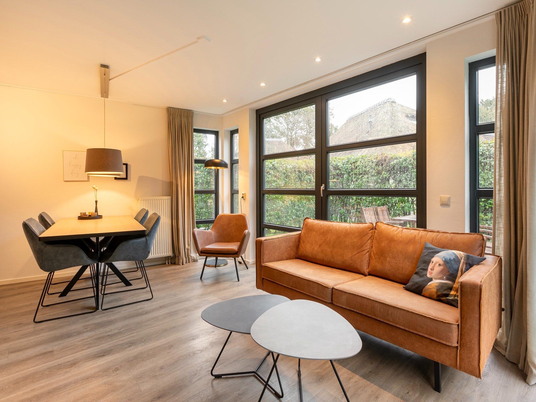 De woonkamer van Buitenhuis Wellness in Schoorl