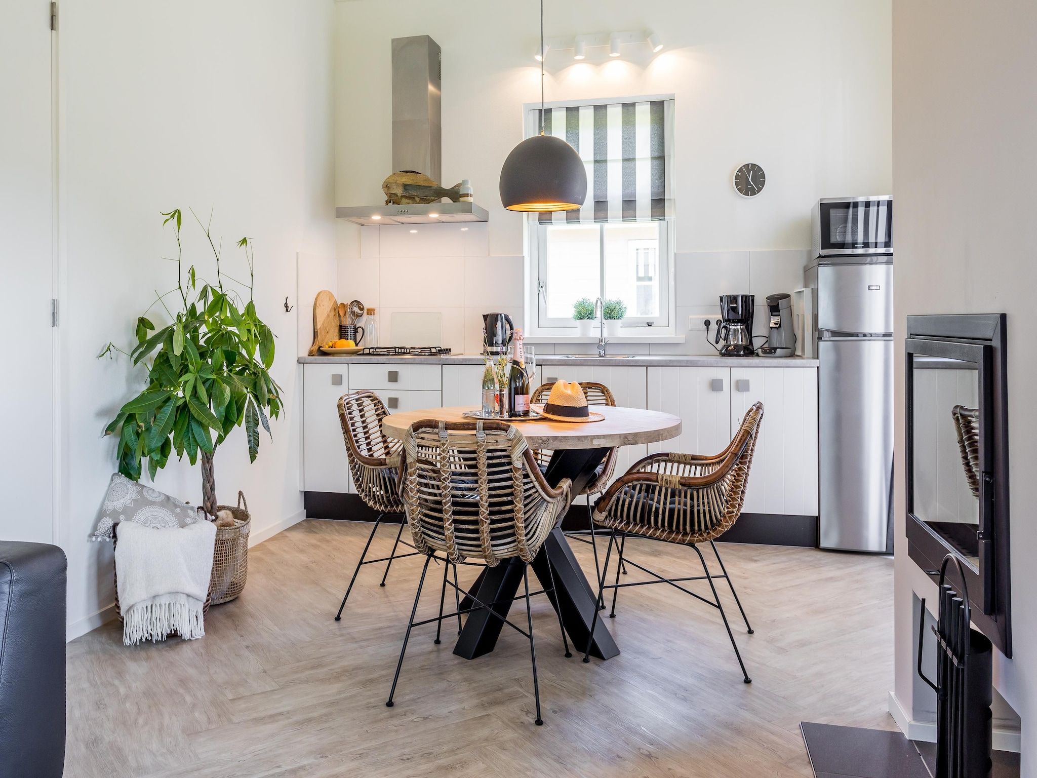 De eetkamer van Bungalowpark de Gouden Spar 6 in Noordwijk