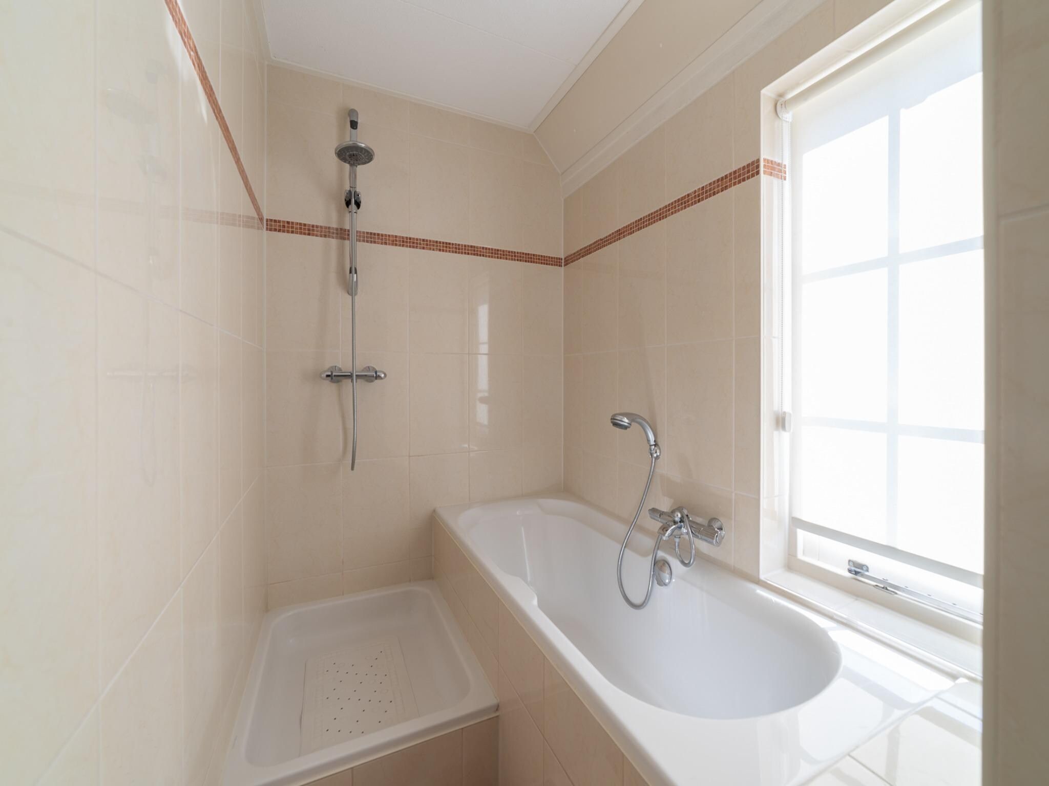 De badkamer van Villapark De Oesterbaai 134 in Wemeldinge