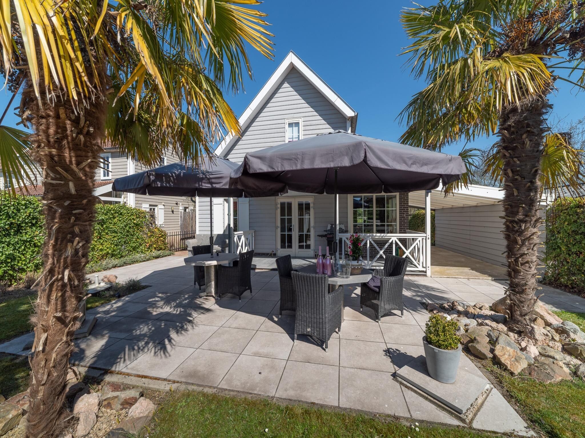 De tuin van Villapark De Oesterbaai 134 in Wemeldinge