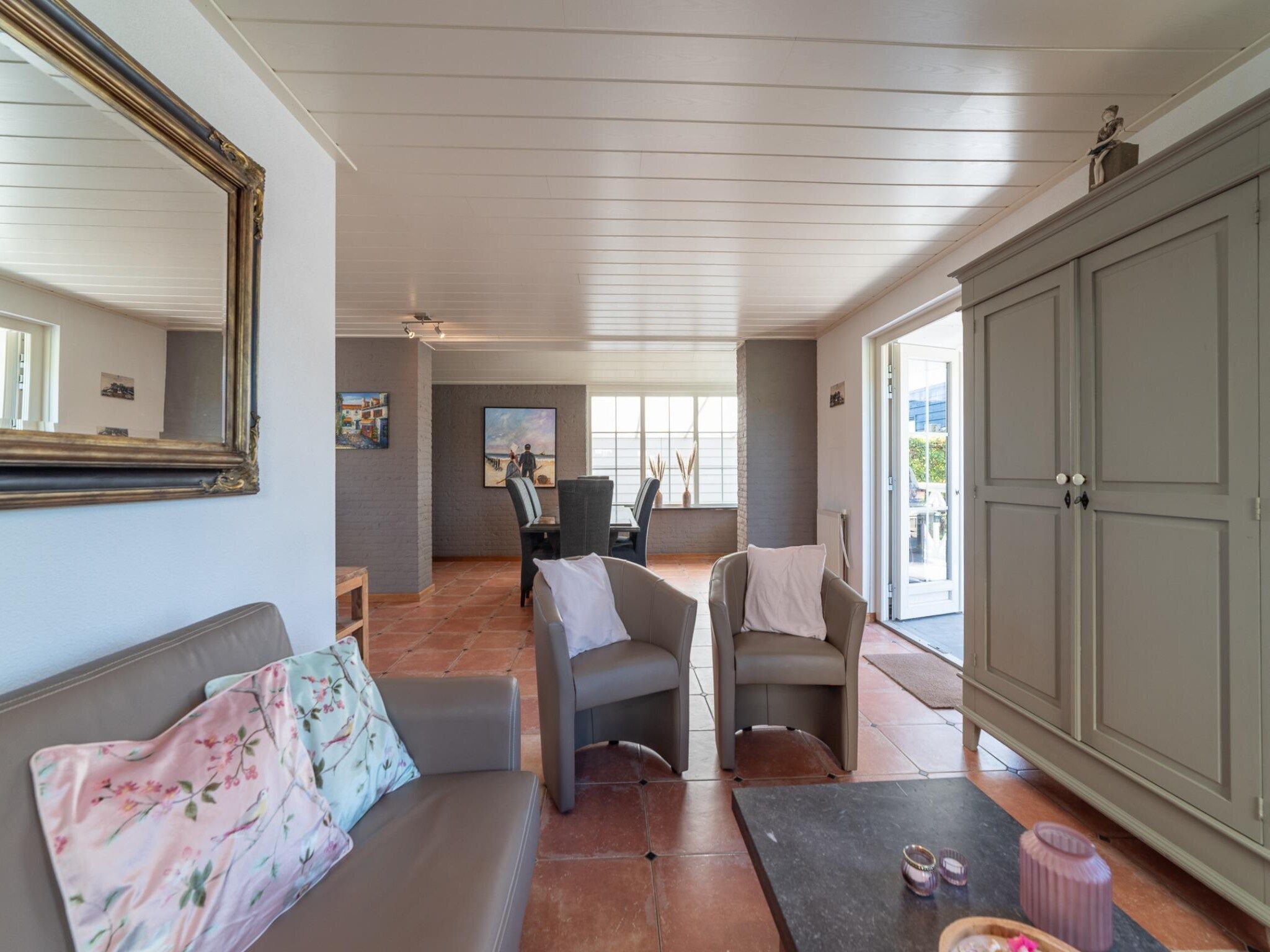 De woonkamer van Villapark De Oesterbaai 134 in Wemeldinge