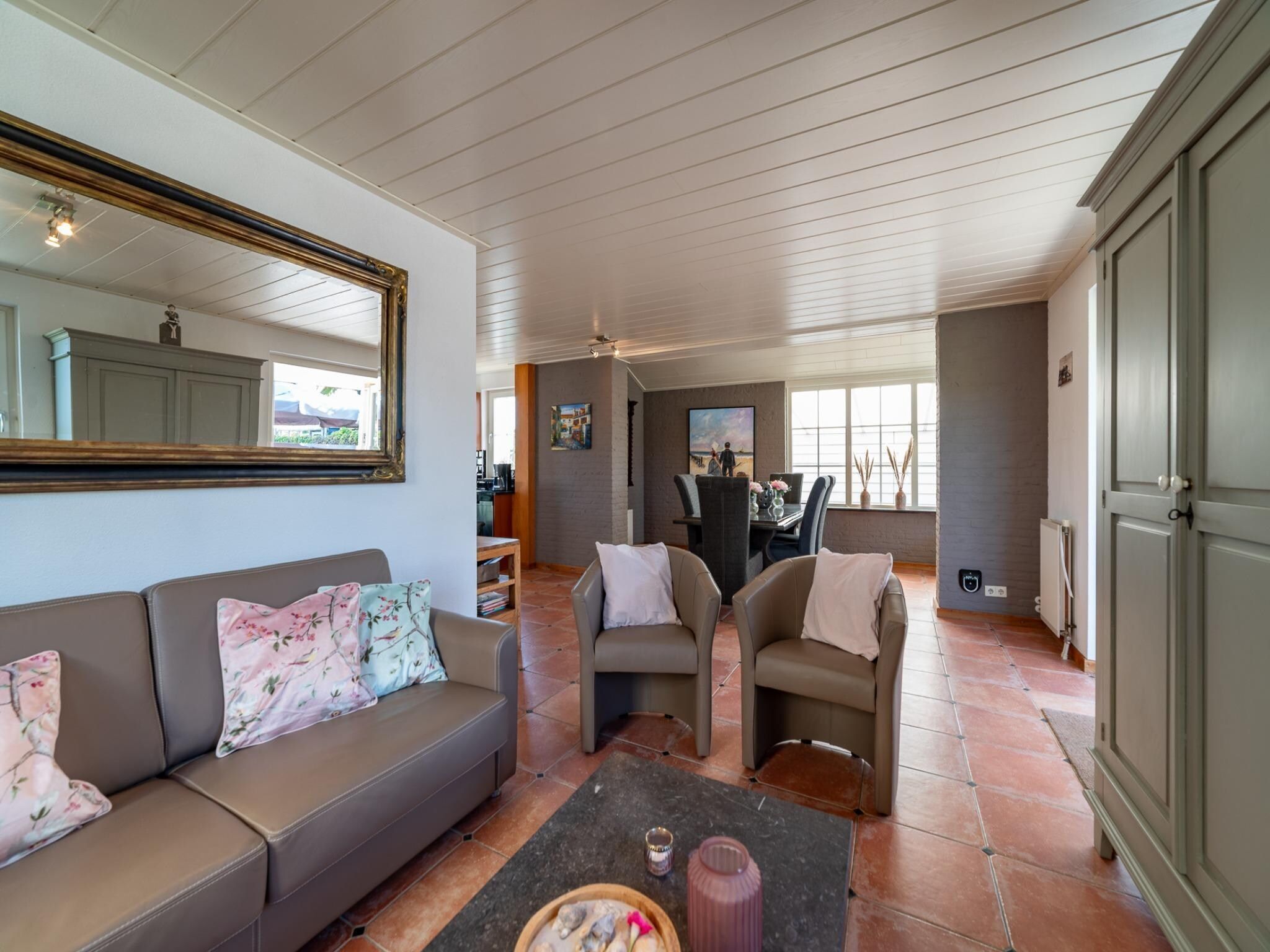 De woonkamer van Villapark De Oesterbaai 134 in Wemeldinge