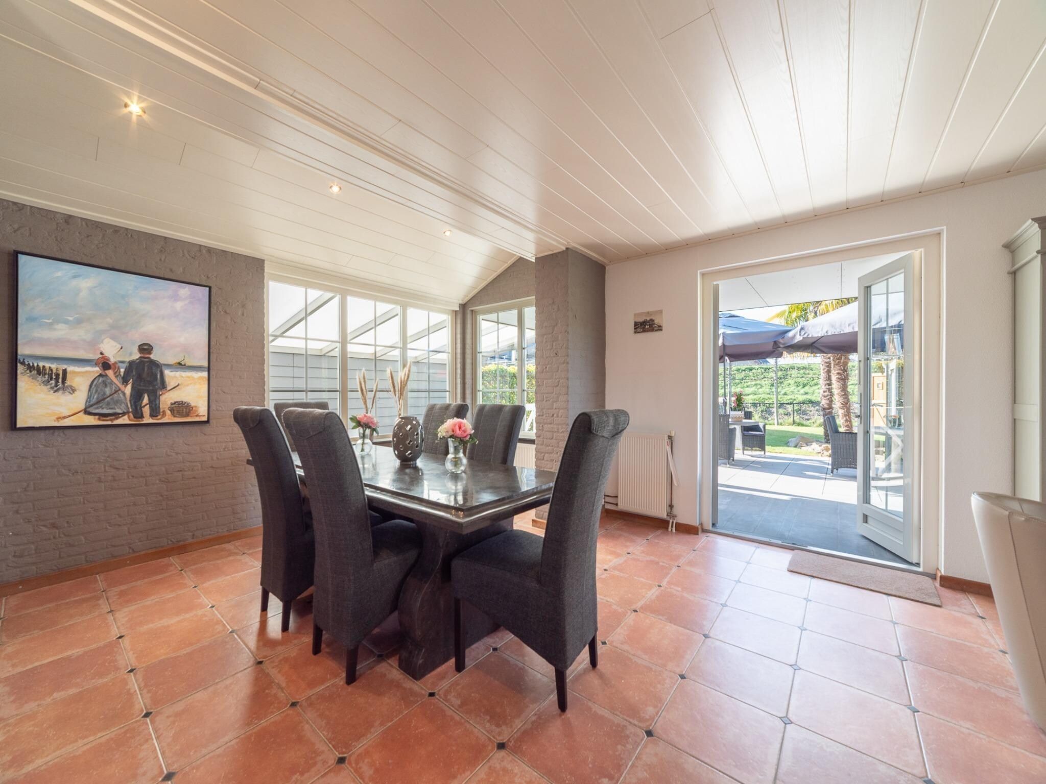 De eetkamer van Villapark De Oesterbaai 134 in Wemeldinge