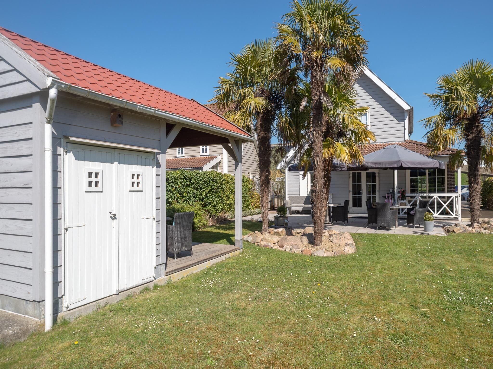 De tuin van Villapark De Oesterbaai 134 in Wemeldinge