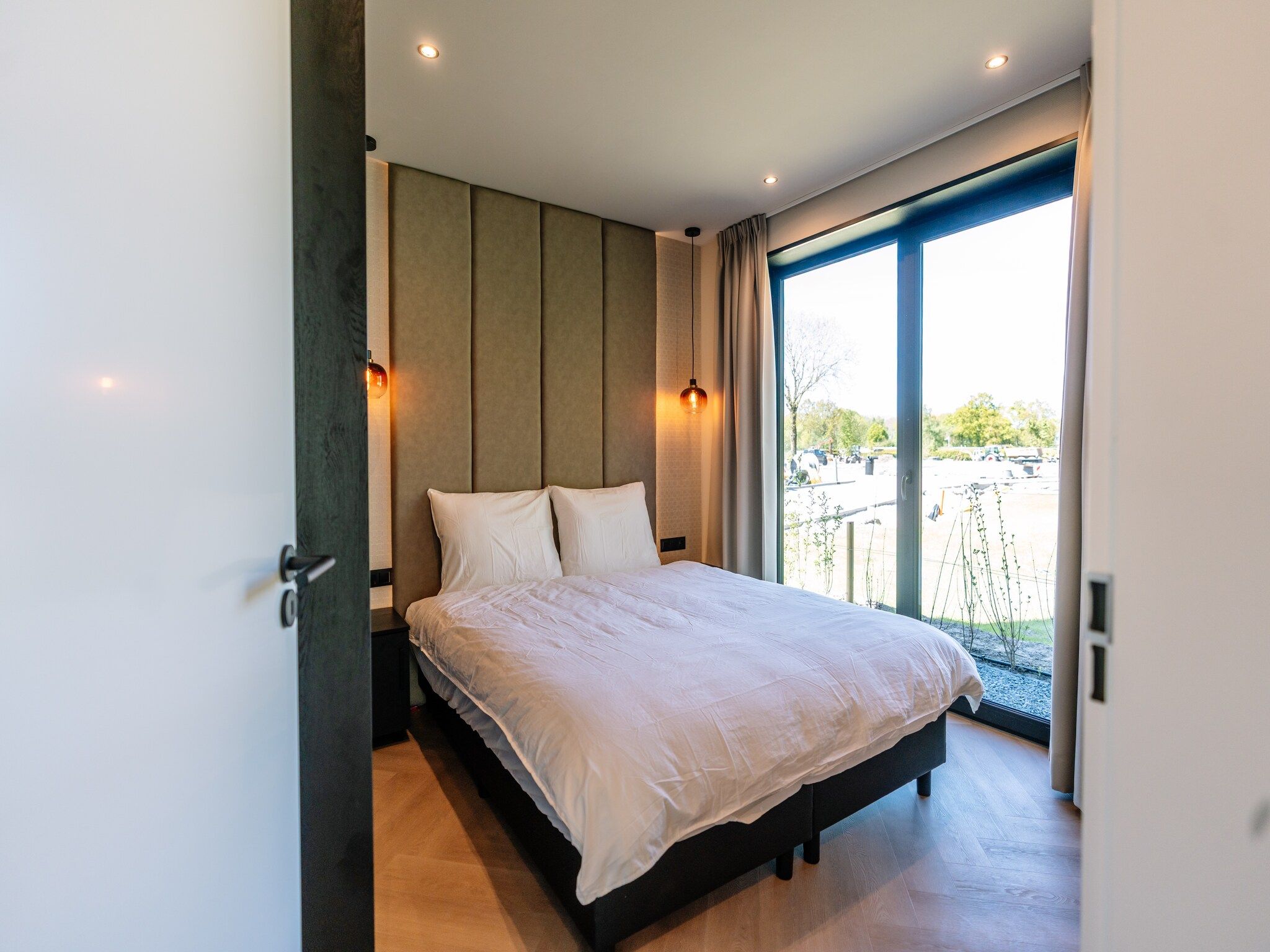 Een slaapkamer van Villa Watergloed | 10 personen in Waarland