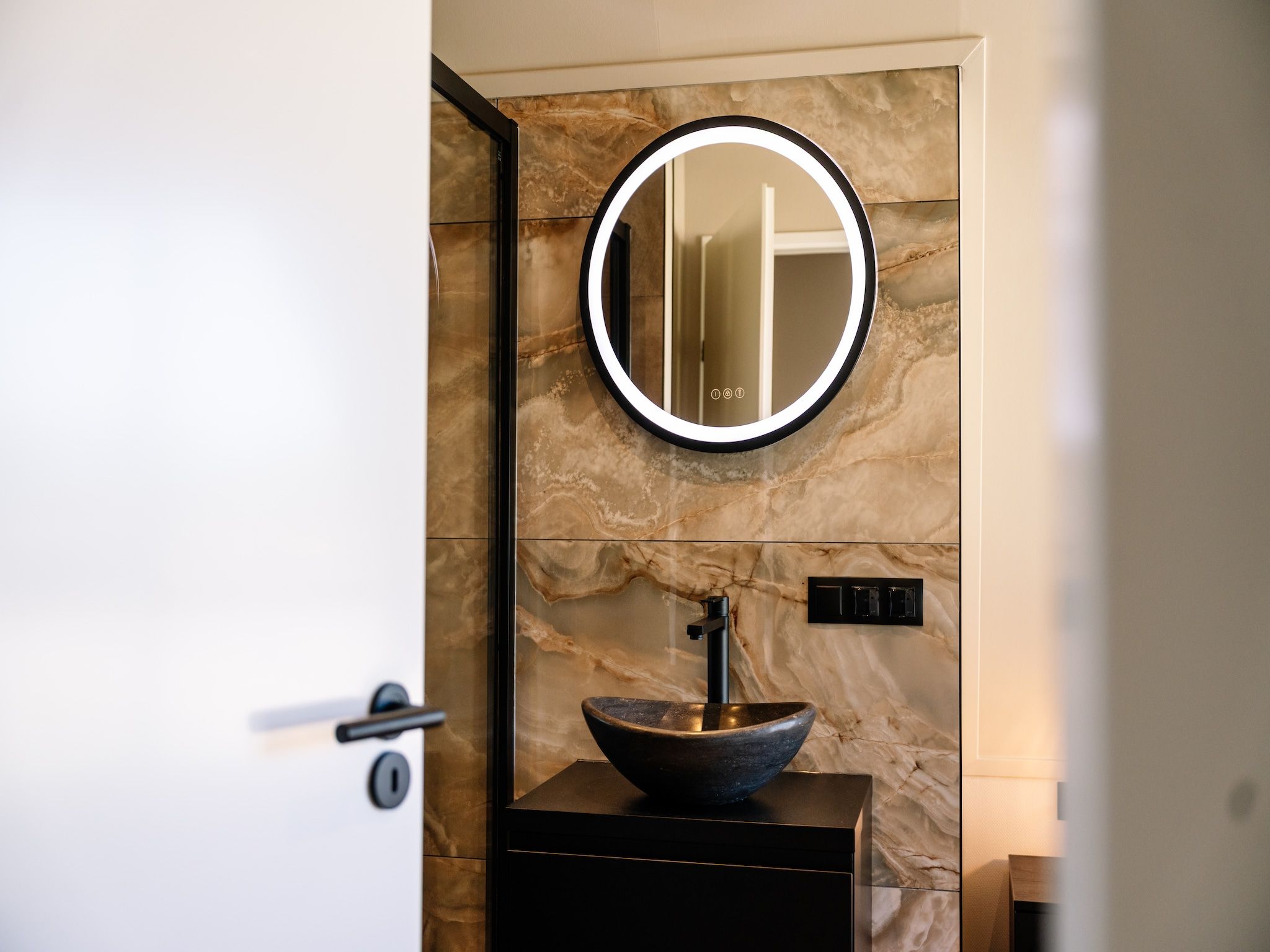 De badkamer van Villa Watergloed | 10 personen in Waarland