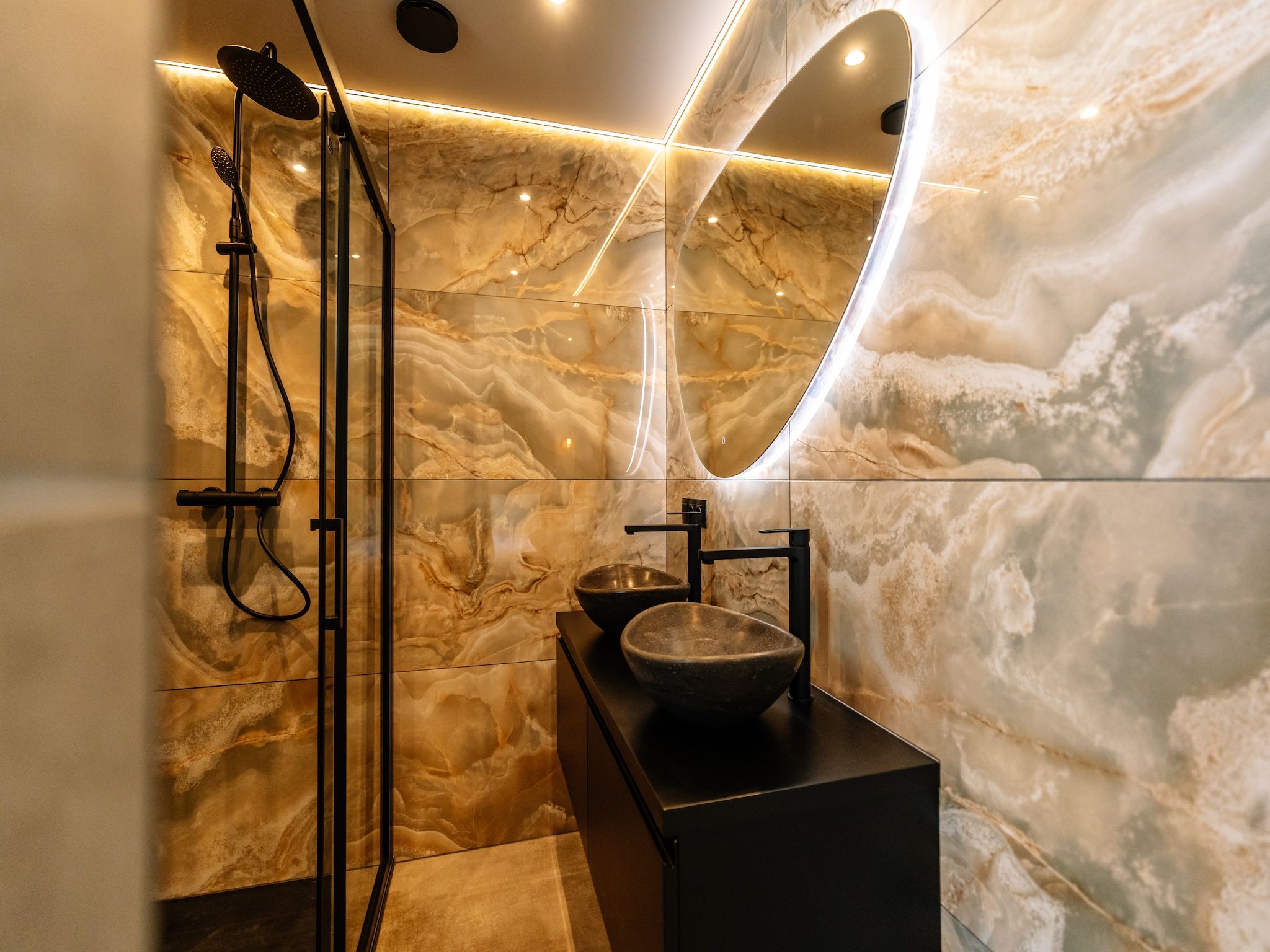 De badkamer van Villa Watergloed | 10 personen in Waarland