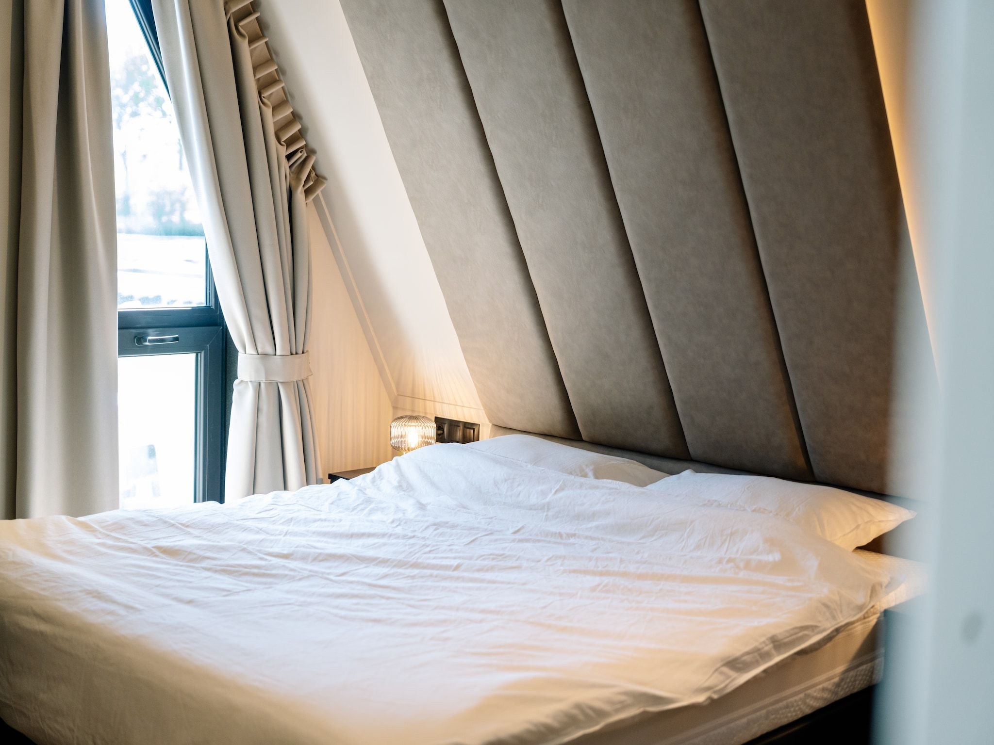 Een slaapkamer van Villa Watergloed | 10 personen in Waarland