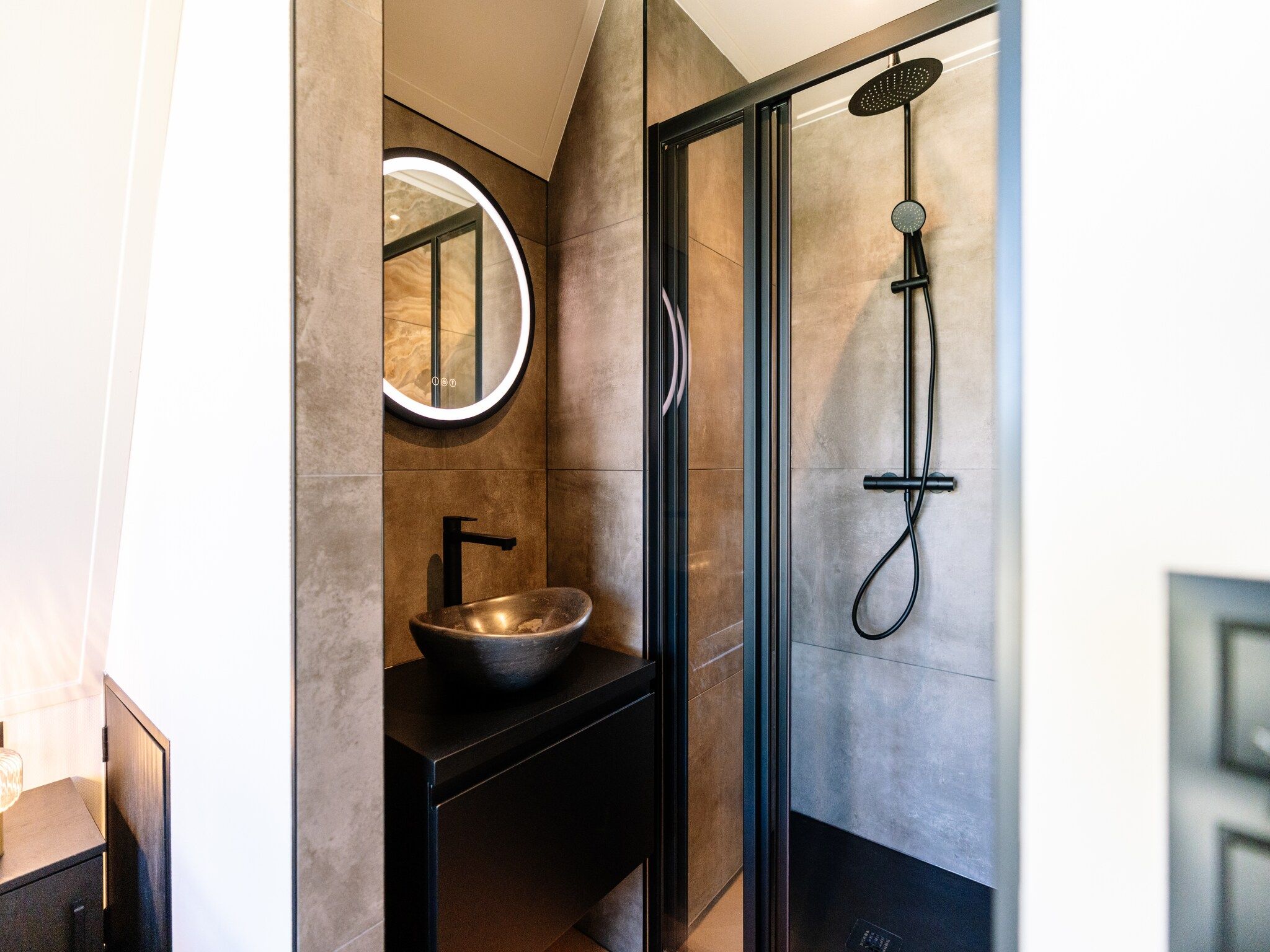 De badkamer van Villa Watergloed | 10 personen in Waarland