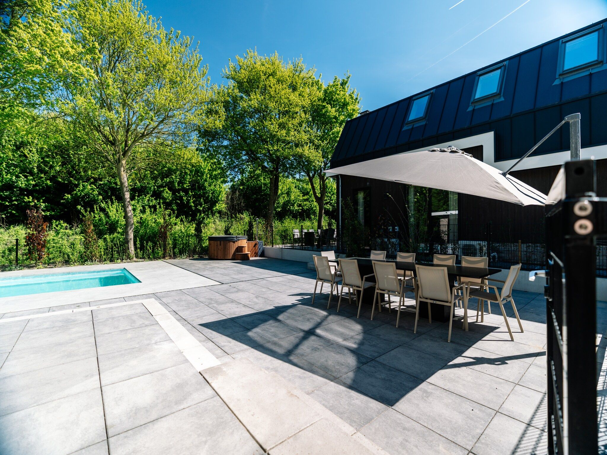 Het terras van Villa Watergloed | 10 personen in Waarland