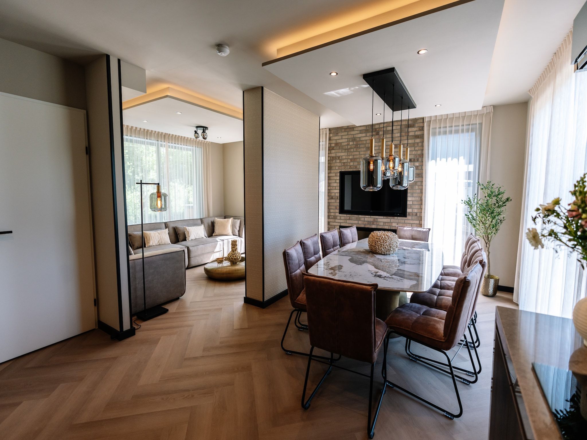 De eetkamer van Villa Watergloed | 10 personen in Waarland