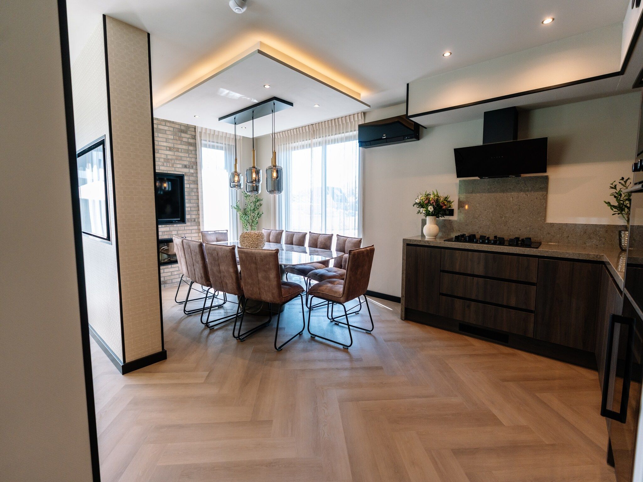 De eetkamer van Villa Watergloed | 10 personen in Waarland