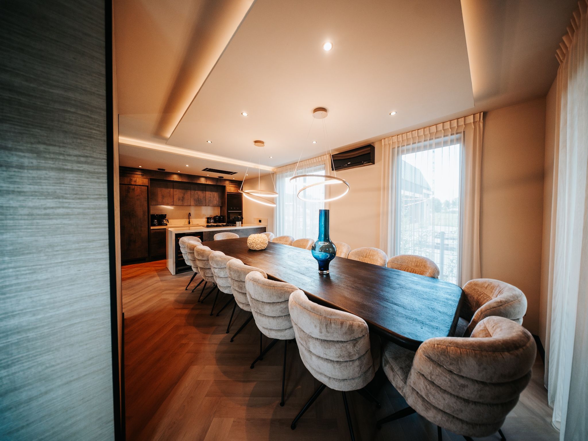 De eetkamer van Villa Watergloed | 16 personen in Waarland