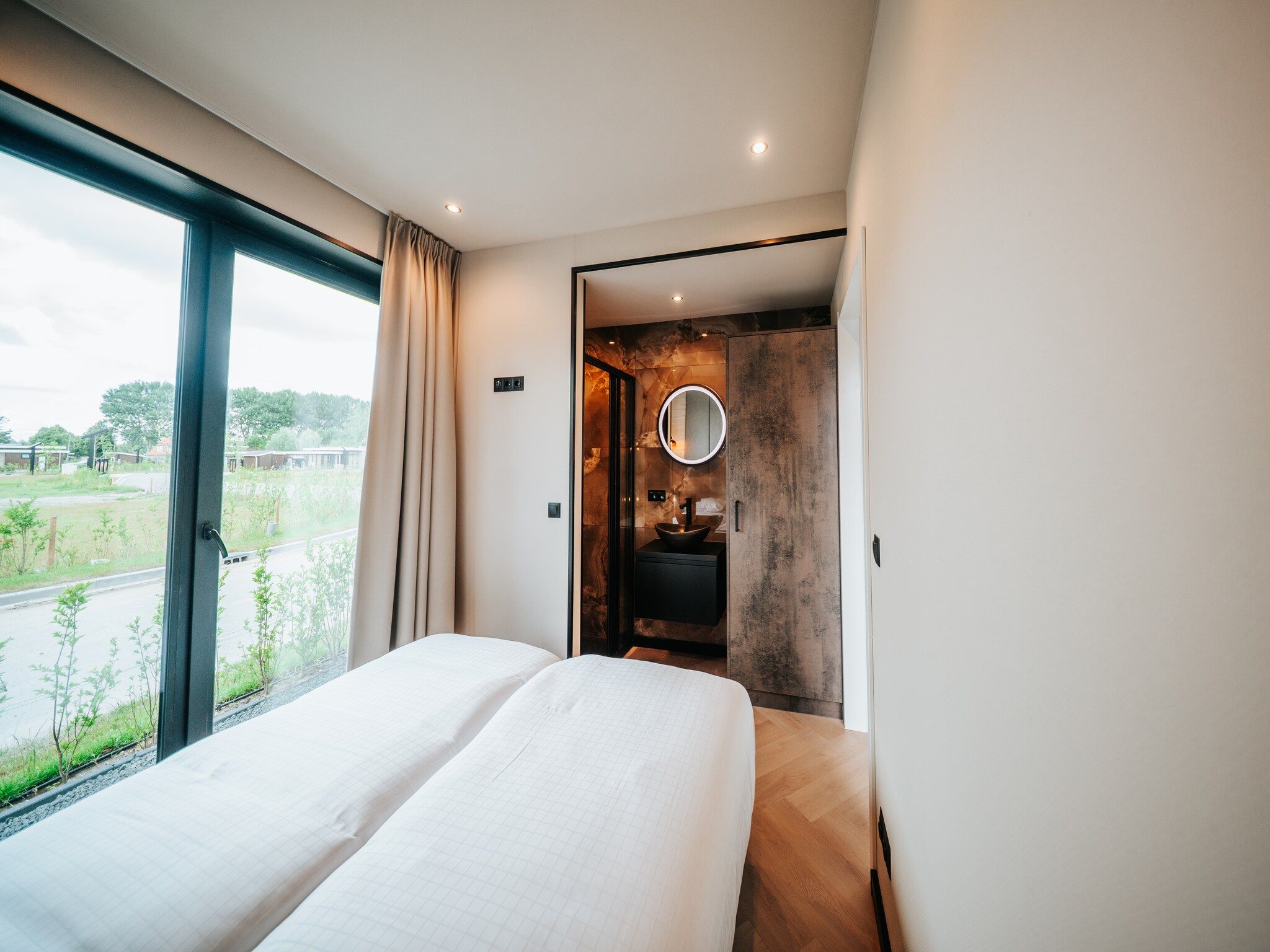 Een slaapkamer van Villa Watergloed | 16 personen in Waarland