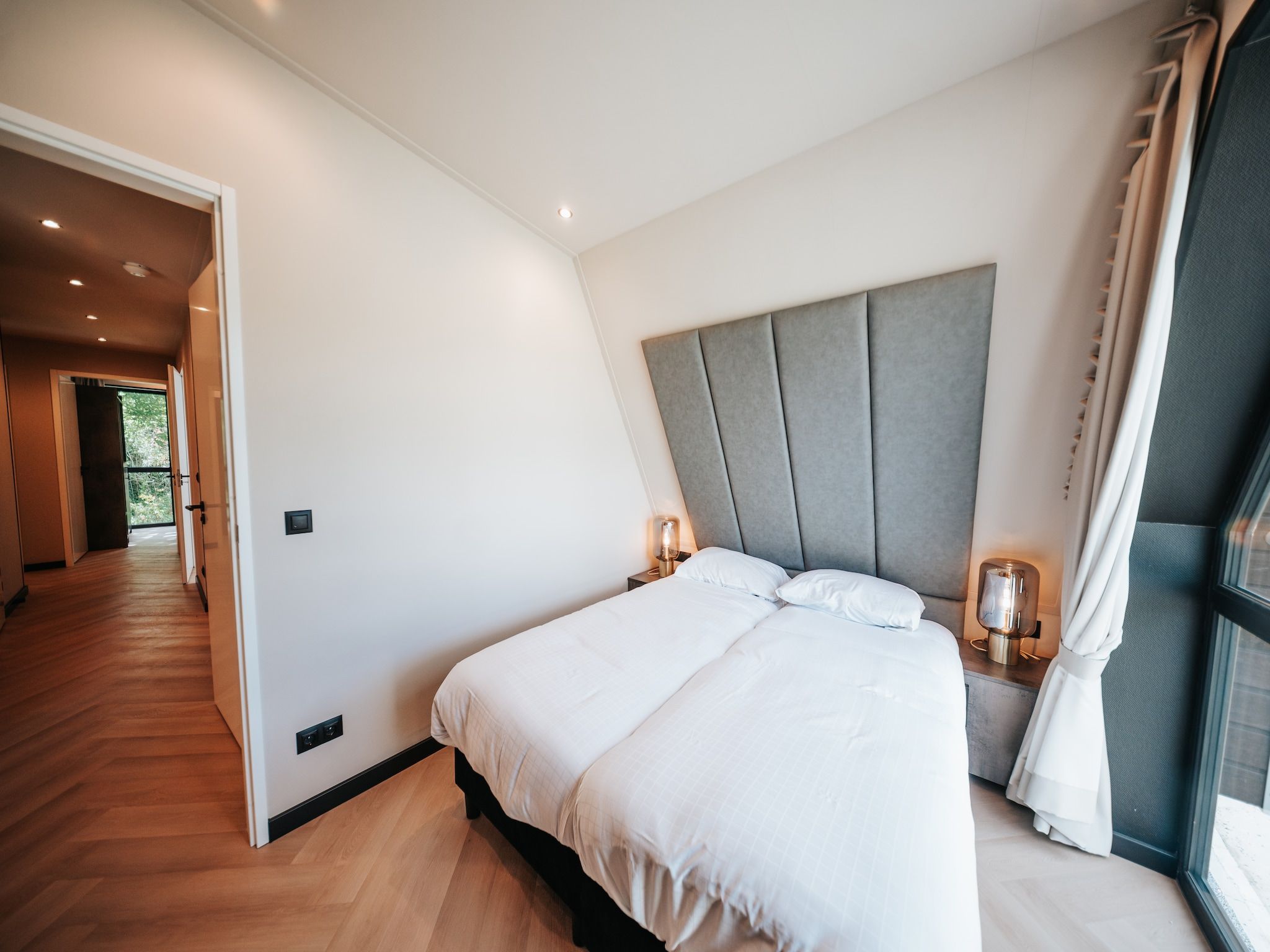 Een slaapkamer van Villa Watergloed | 16 personen in Waarland