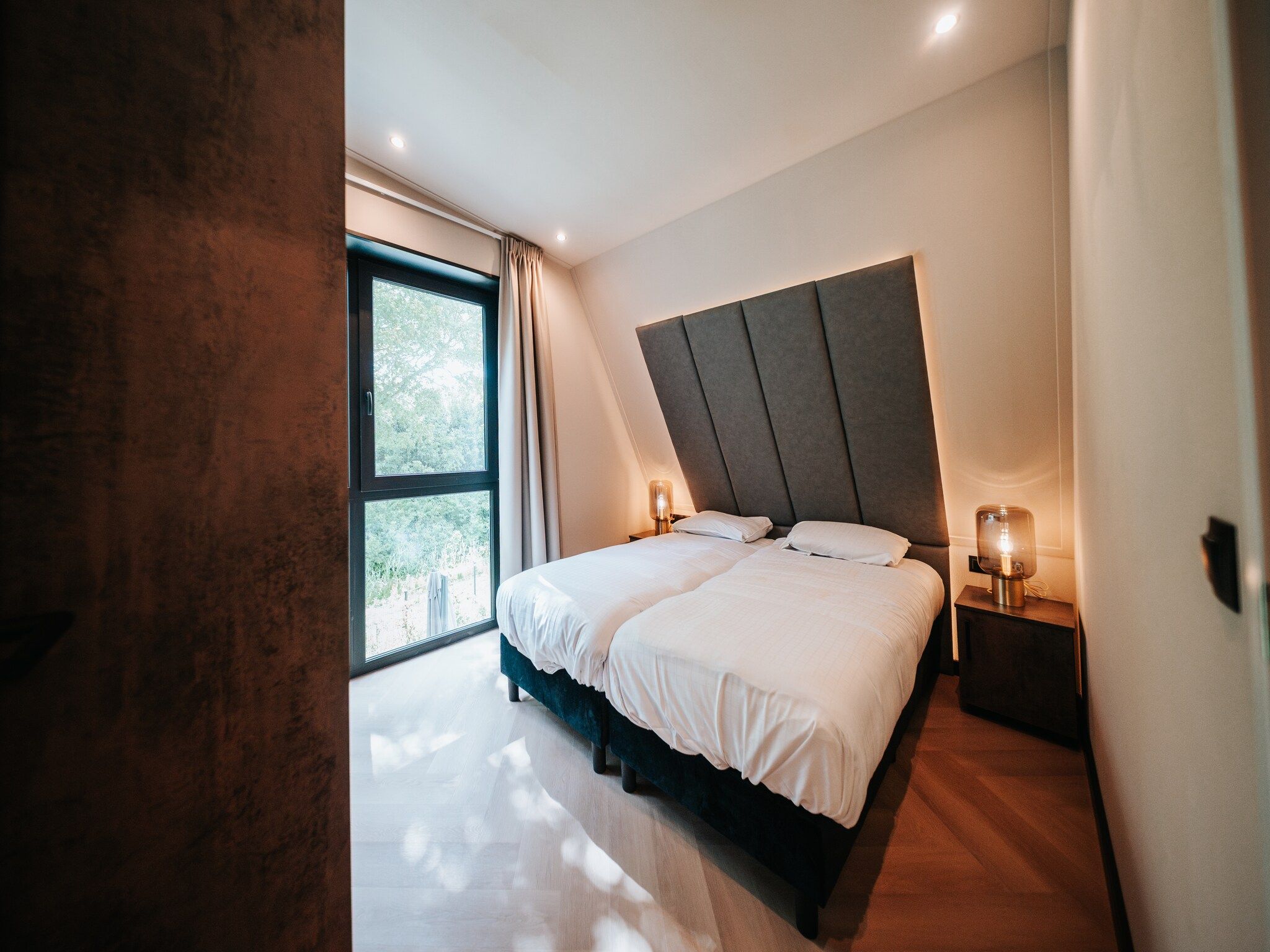 Een slaapkamer van Villa Watergloed | 16 personen in Waarland