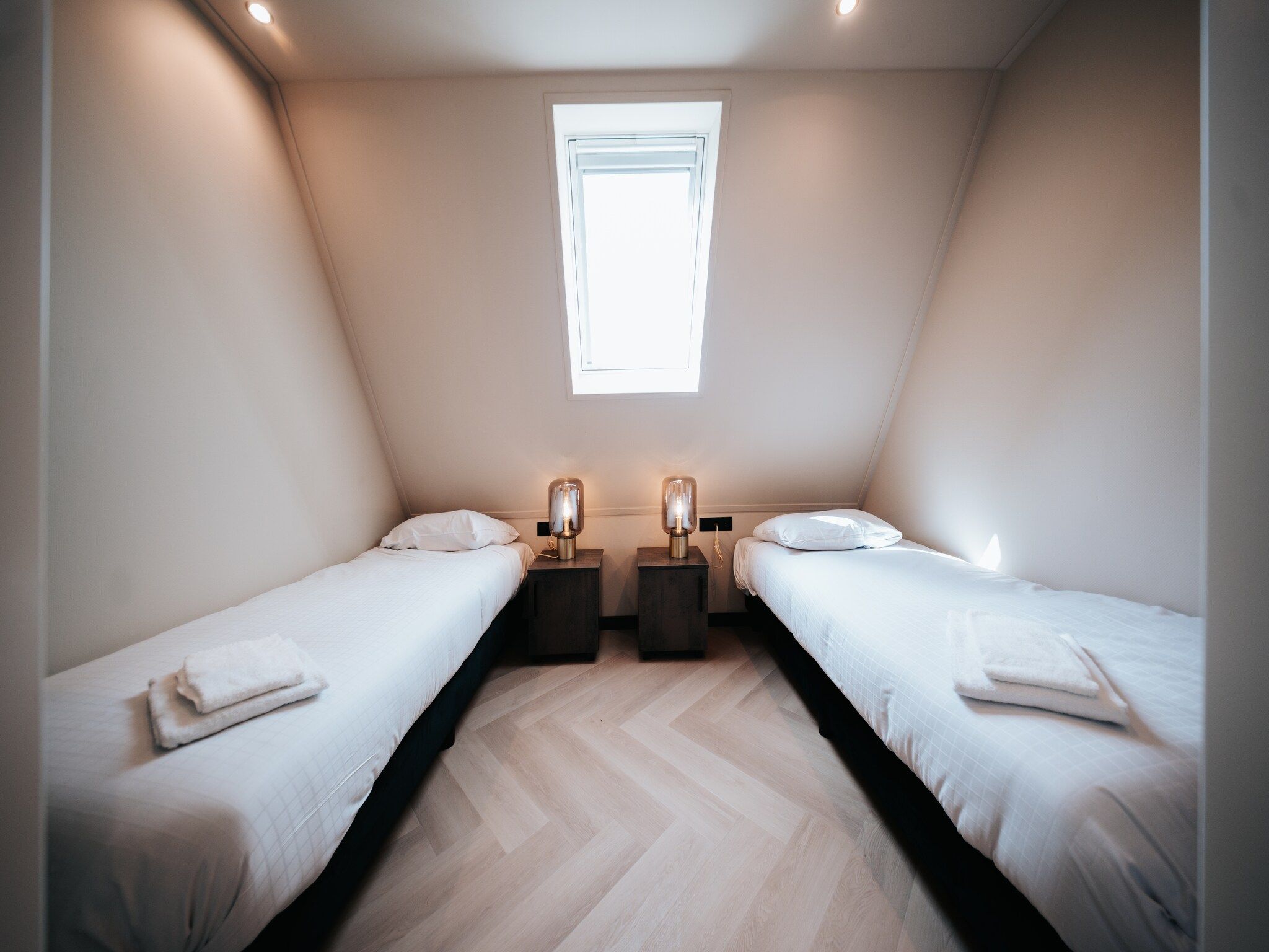 Een slaapkamer van Villa Watergloed | 16 personen in Waarland