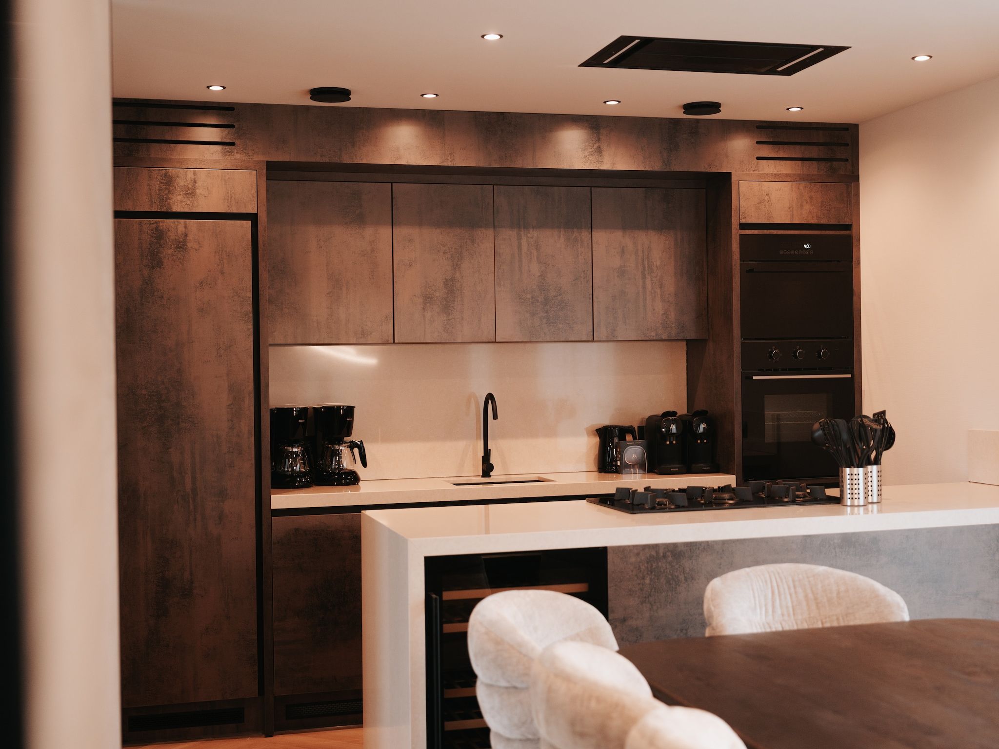 De keuken van Villa Watergloed | 16 personen in Waarland