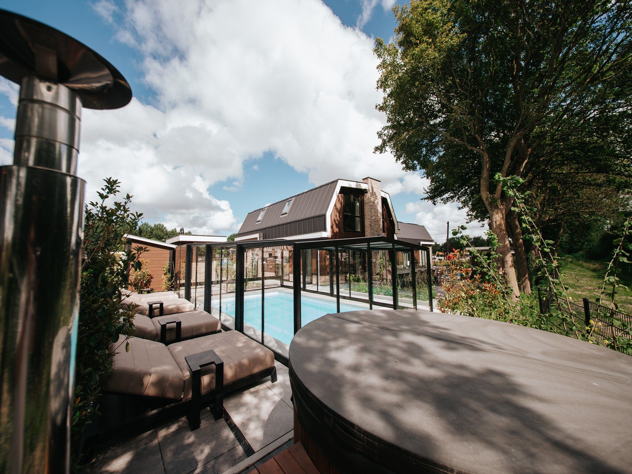 Het terras van Villa Watergloed | 16 personen in Waarland