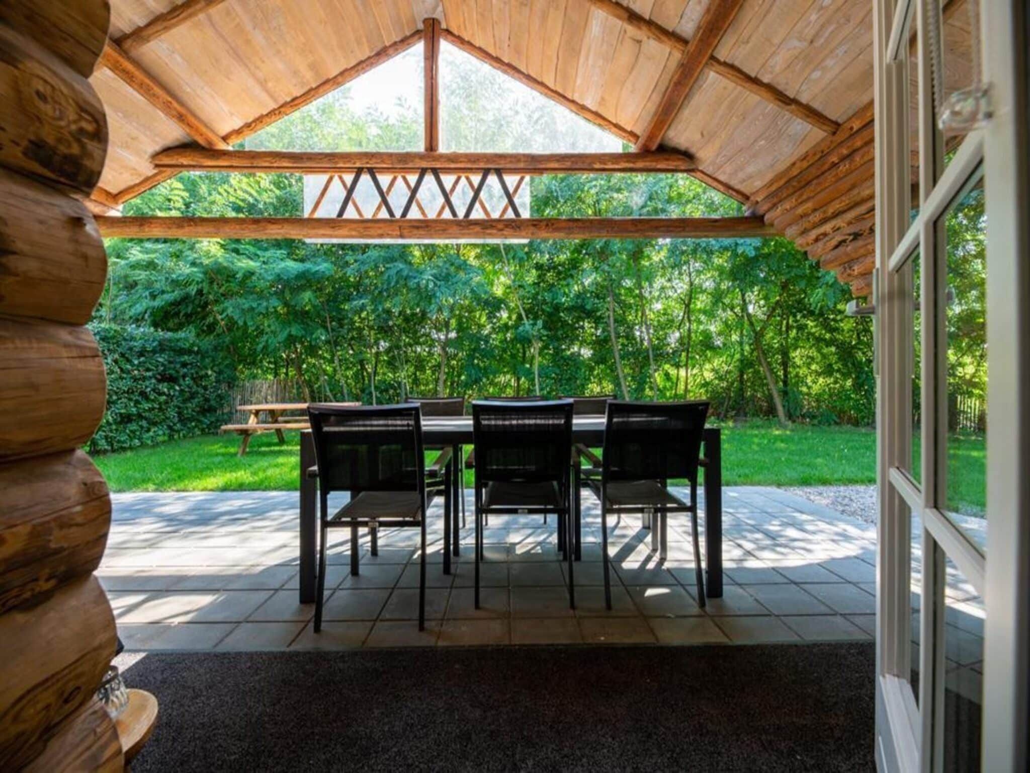 Het terras van Paalchalet 723 in Baarle-nassau