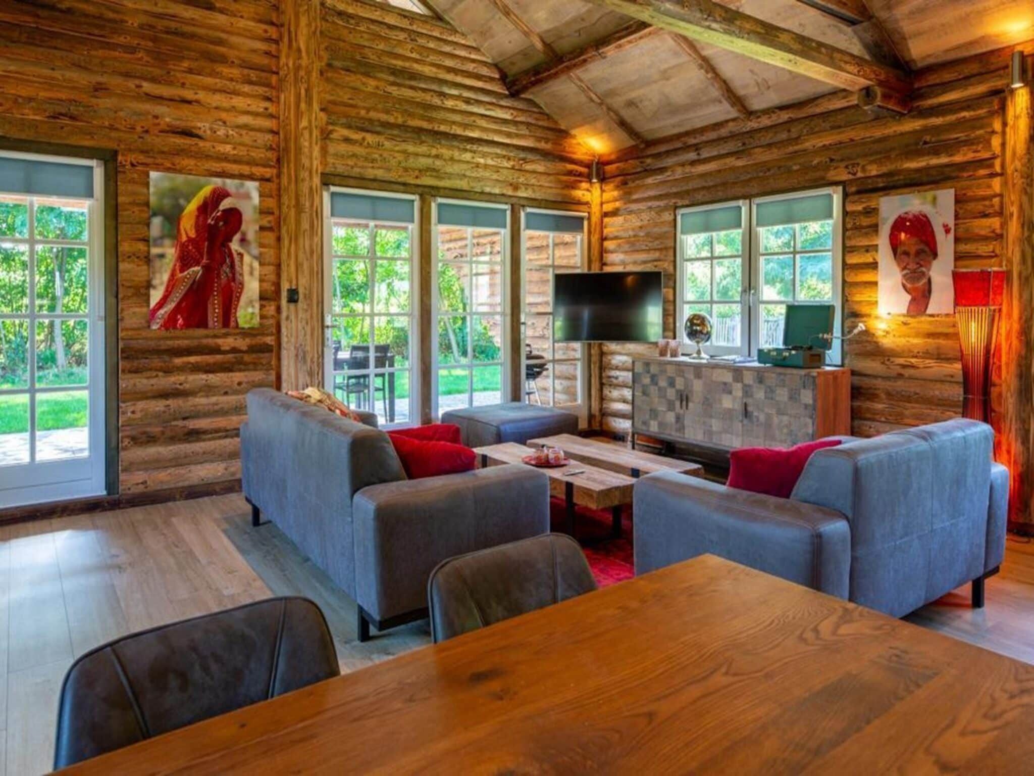 De woonkamer van Paalchalet 723 in Baarle-nassau