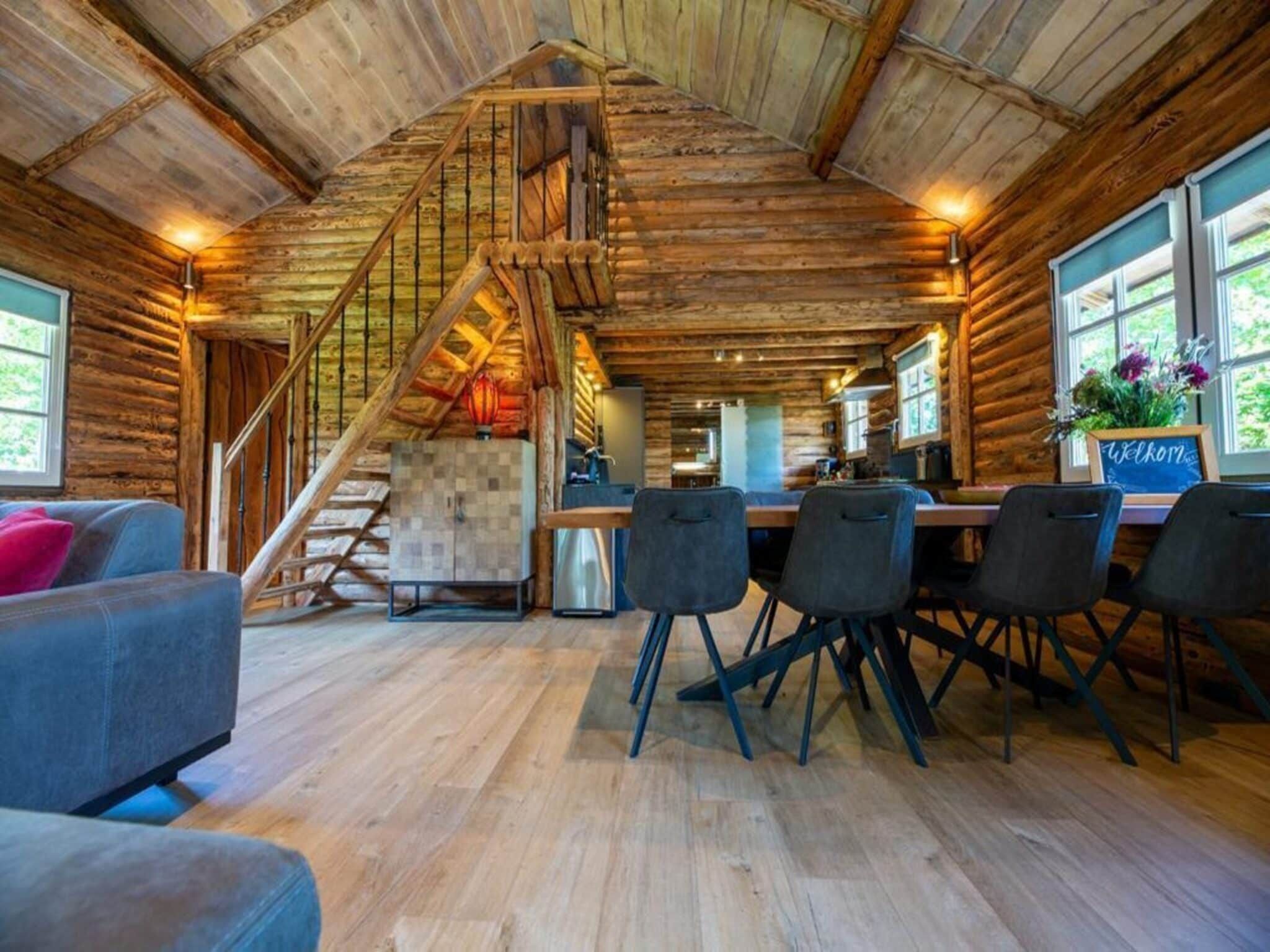 De eetkamer van Paalchalet 723 in Baarle-nassau