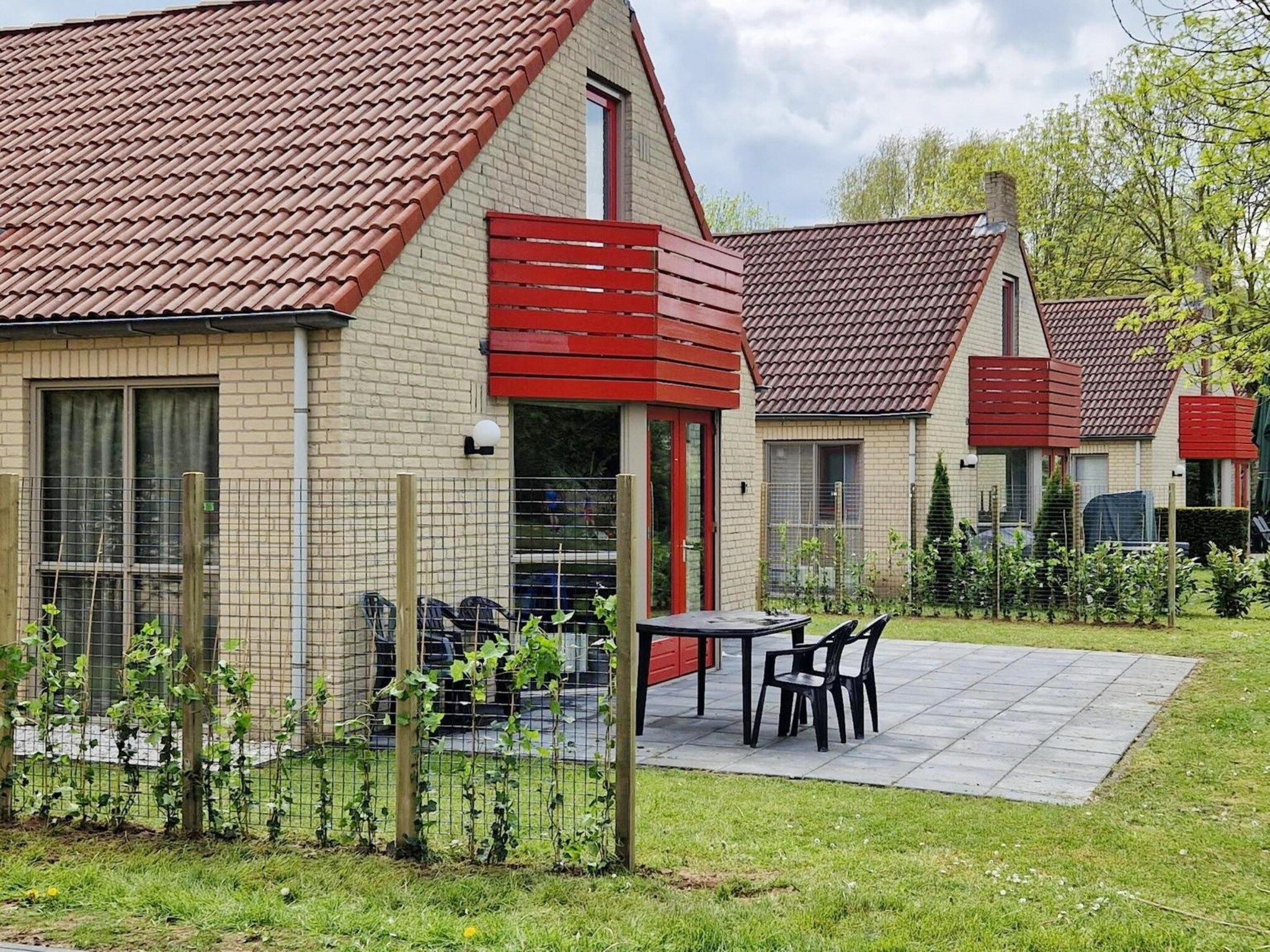 Het terras van 6 - Persons Lakeside Child-friendly Bungalow in Ewijk