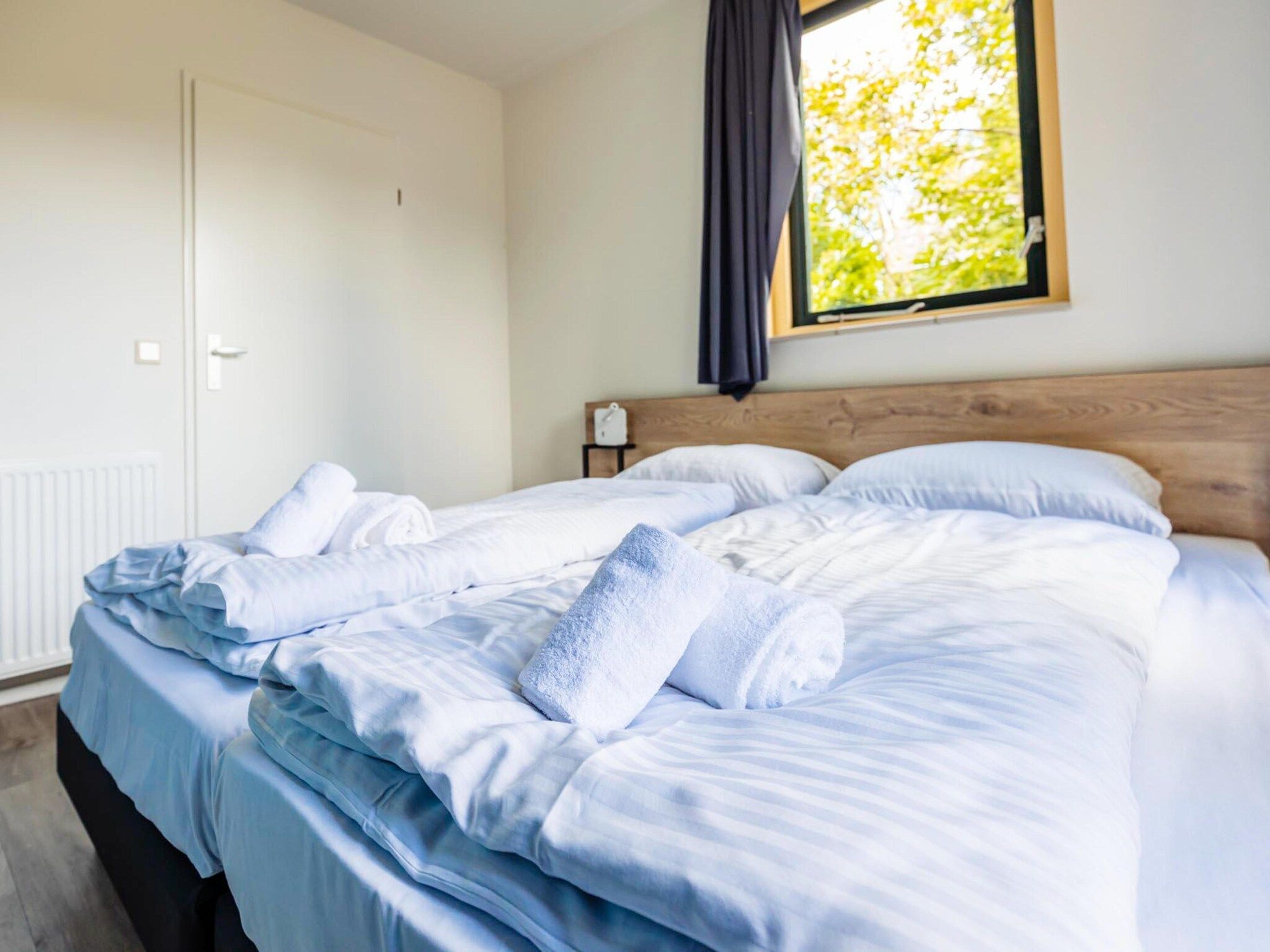 Een slaapkamer van 6 - Persons Lakeside Child-friendly Bungalow in Ewijk