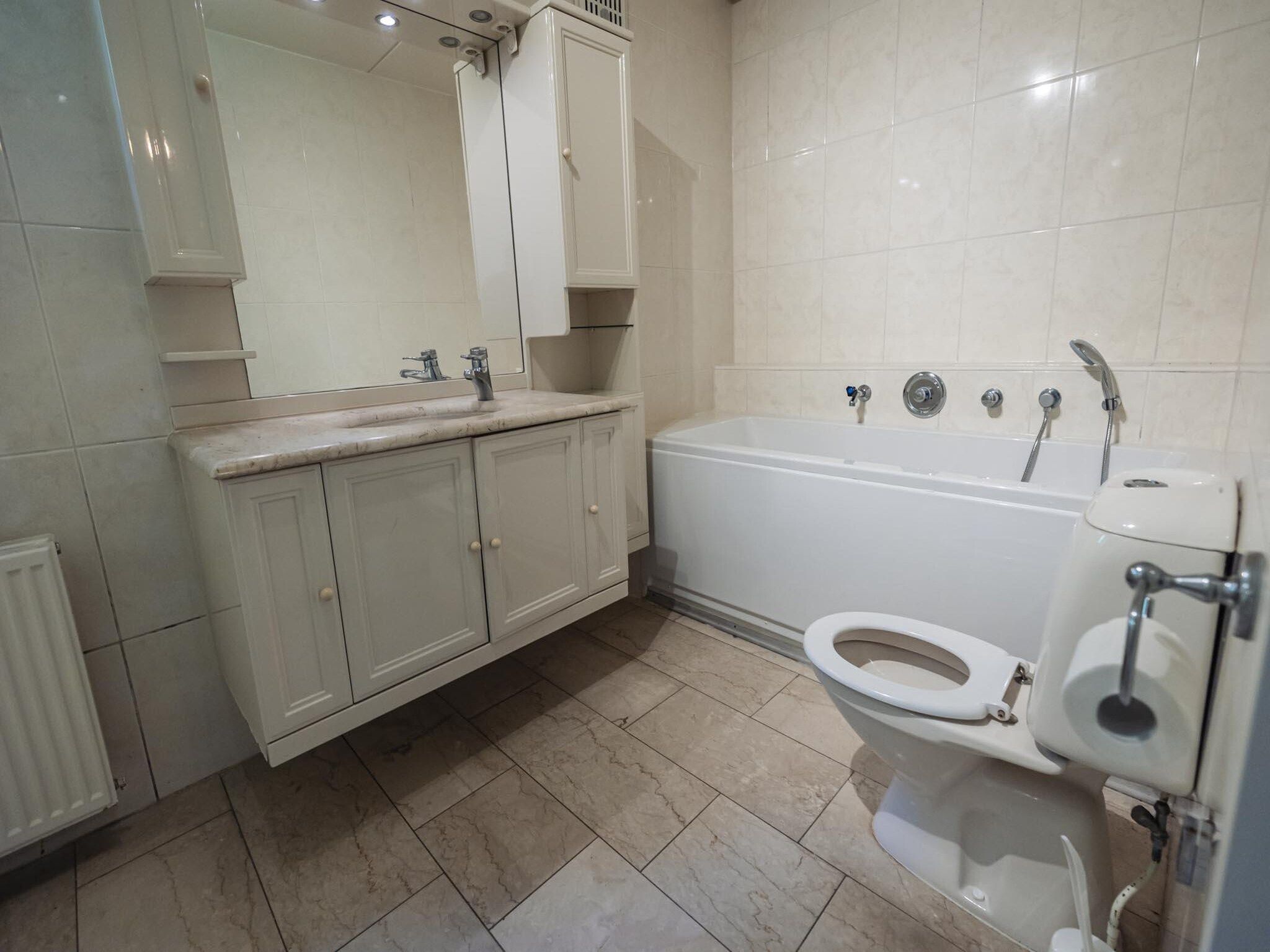 De badkamer van 12 - Persons Family Bungalow in Ewijk