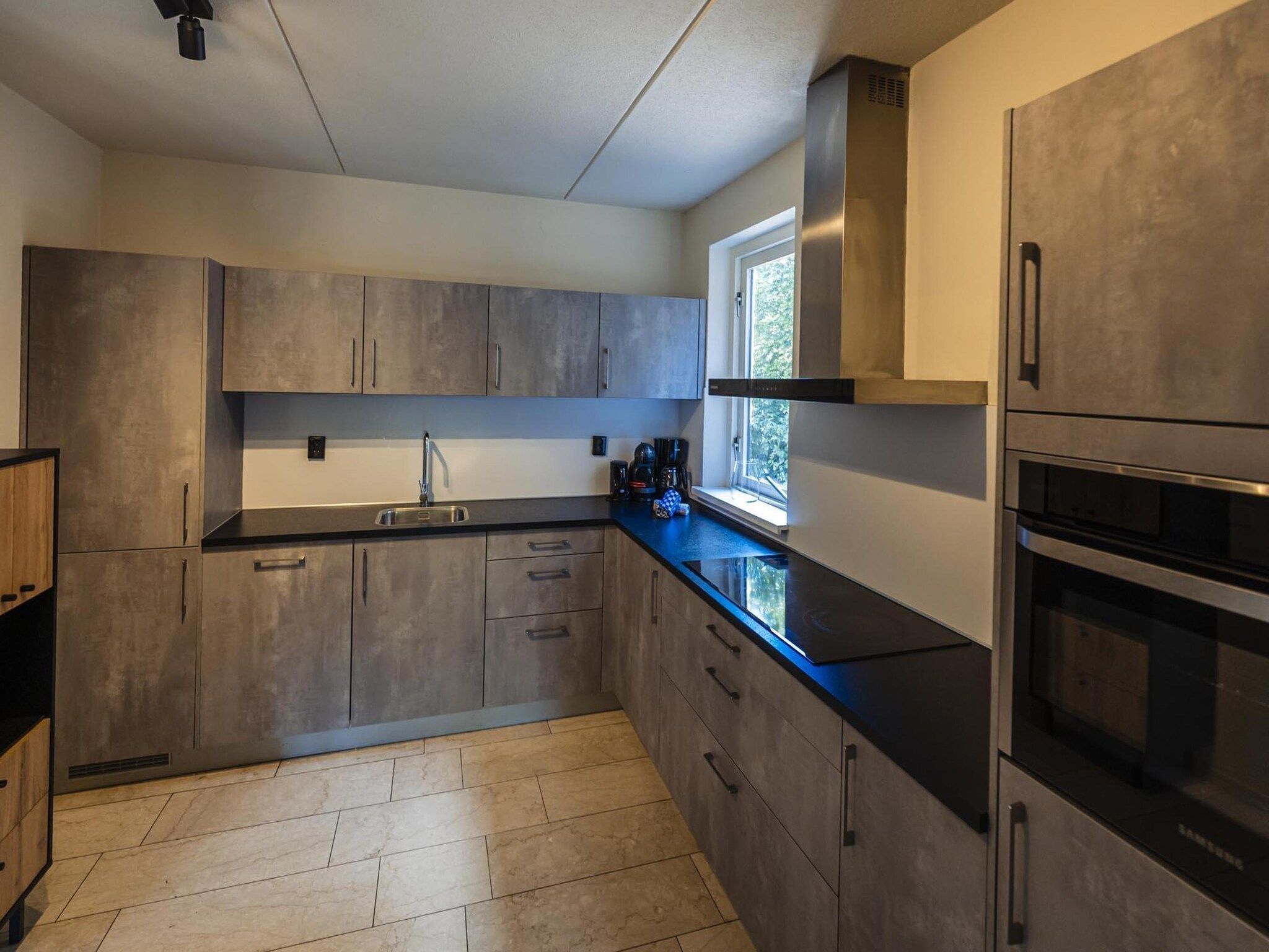 De keuken van 12 - Persons Family Bungalow in Ewijk