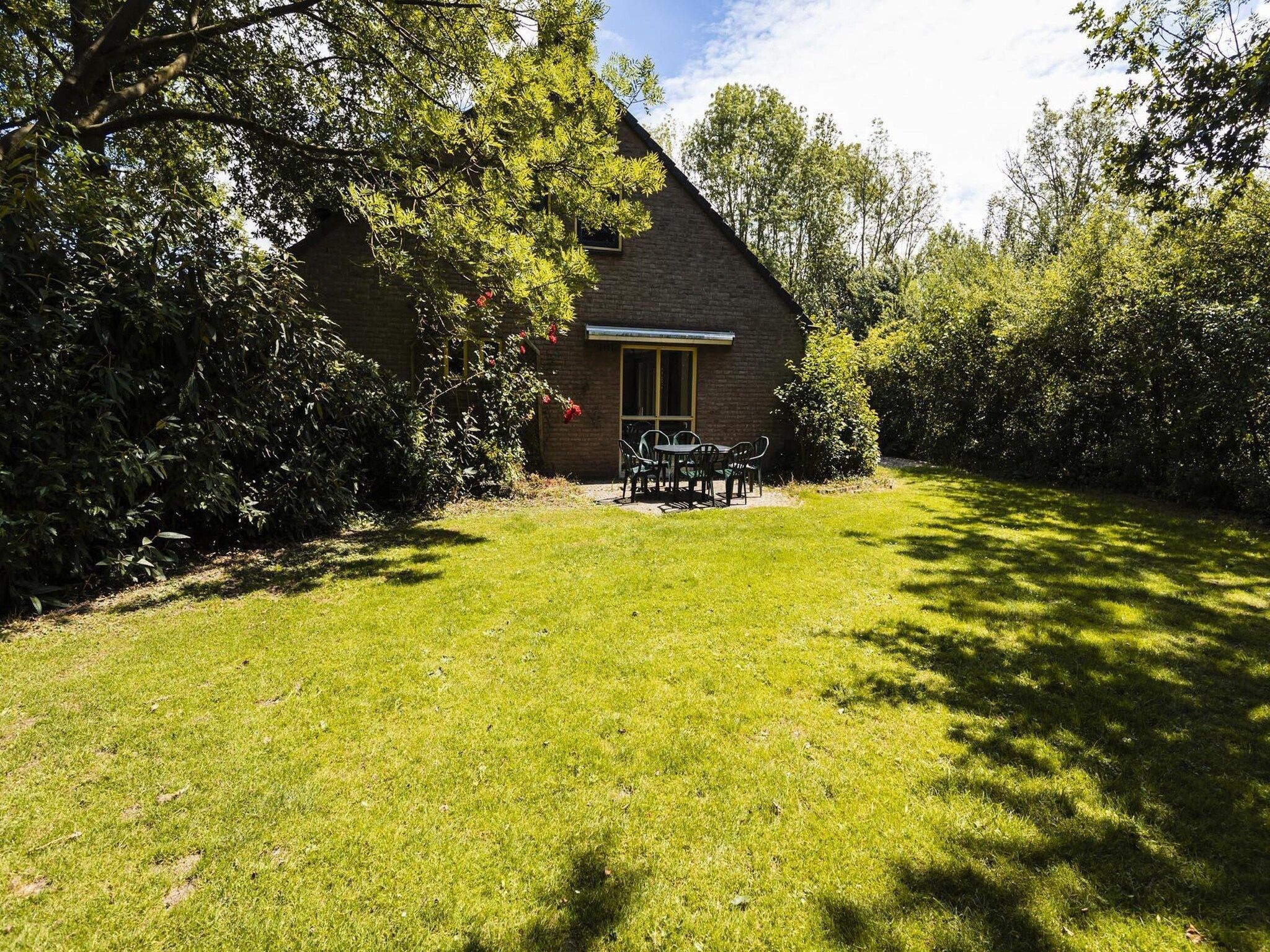Het terras van 12 - Persons Family Bungalow in Ewijk