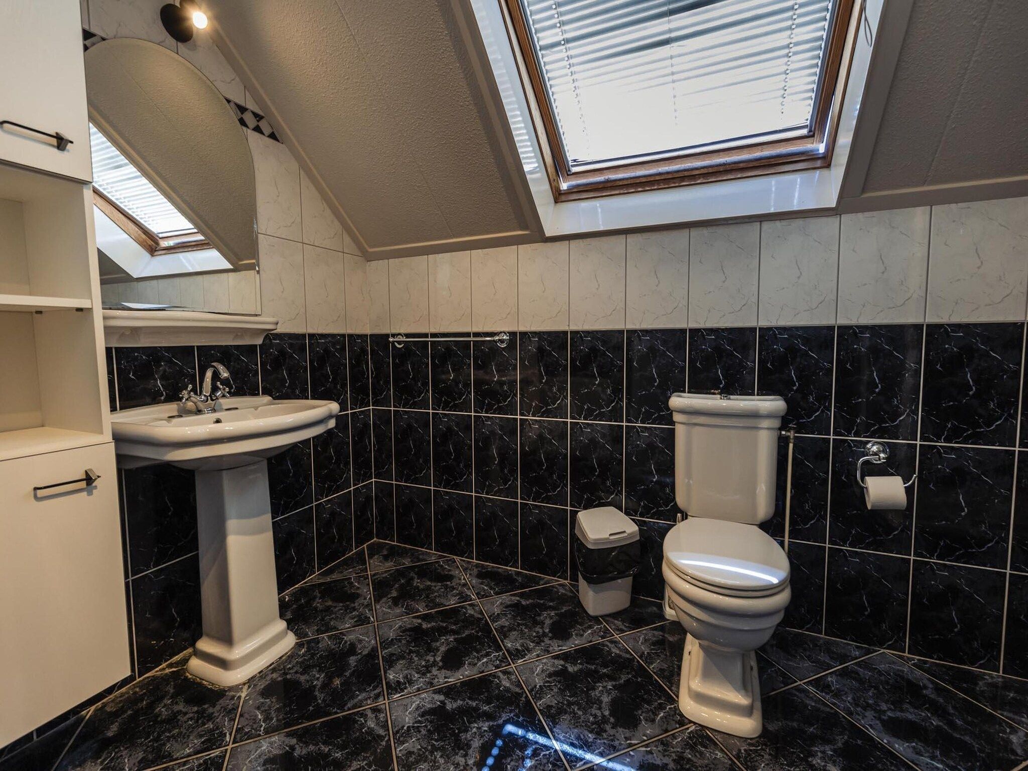 De badkamer van 12 - Persons Family Bungalow in Ewijk