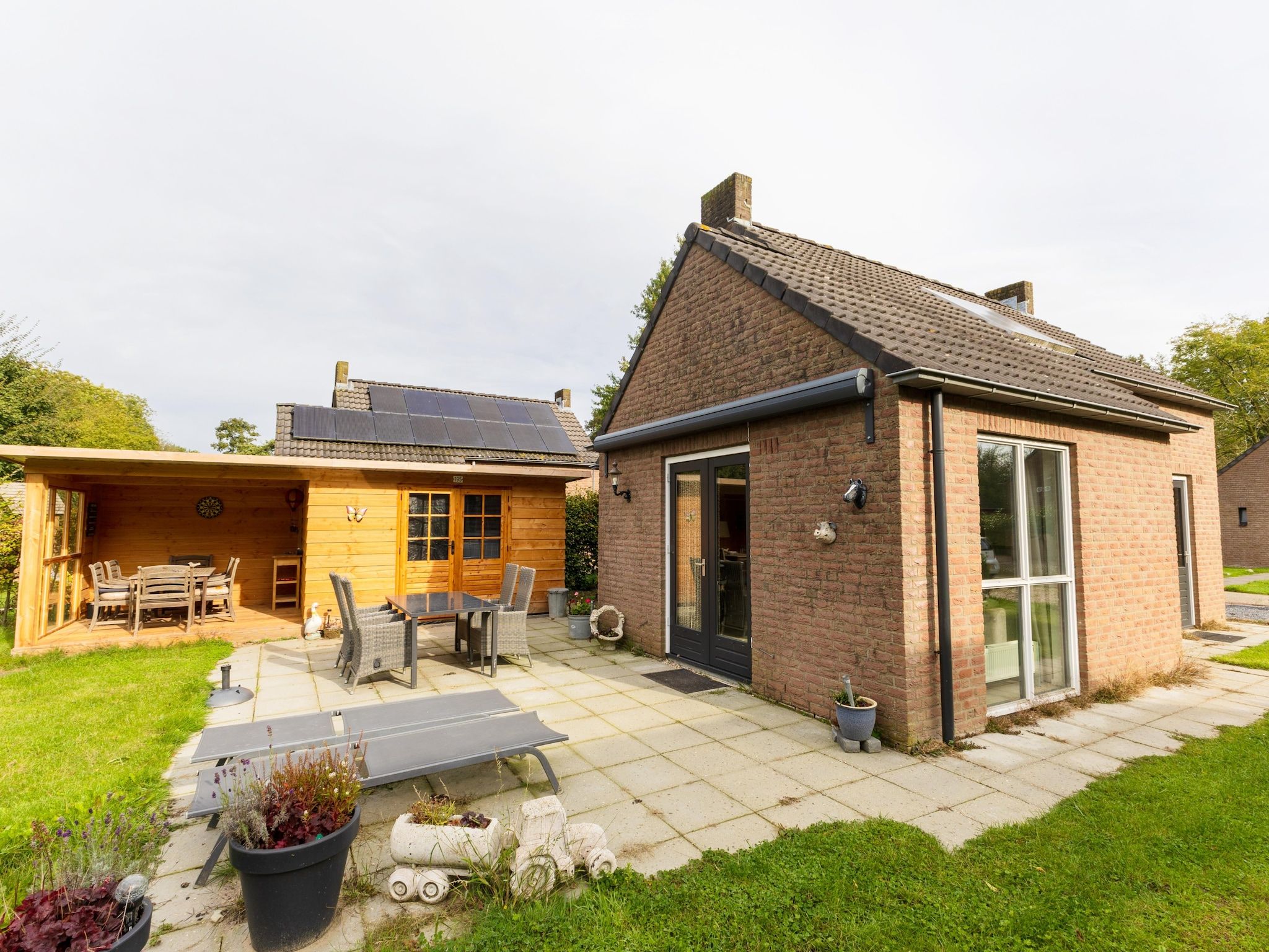 Het terras van 6 - Person Forest Pet & Family Bungalow in Ewijk